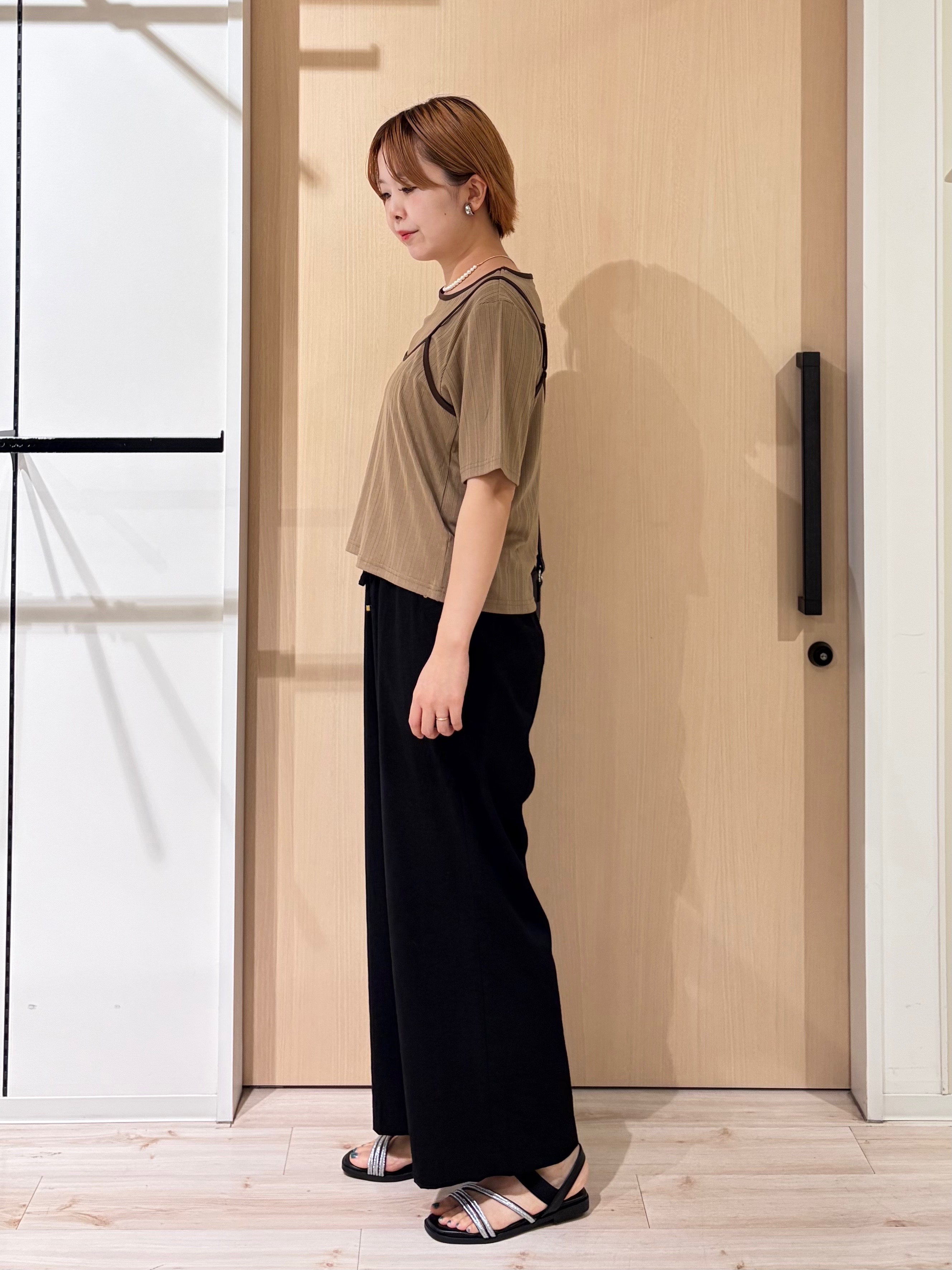 ひらしーさんの「SHOO･LA･RUE｜【2点セット】ランダムテレコで細見え  配色使いTシャツ+キャミソール」を使ったコーディネート