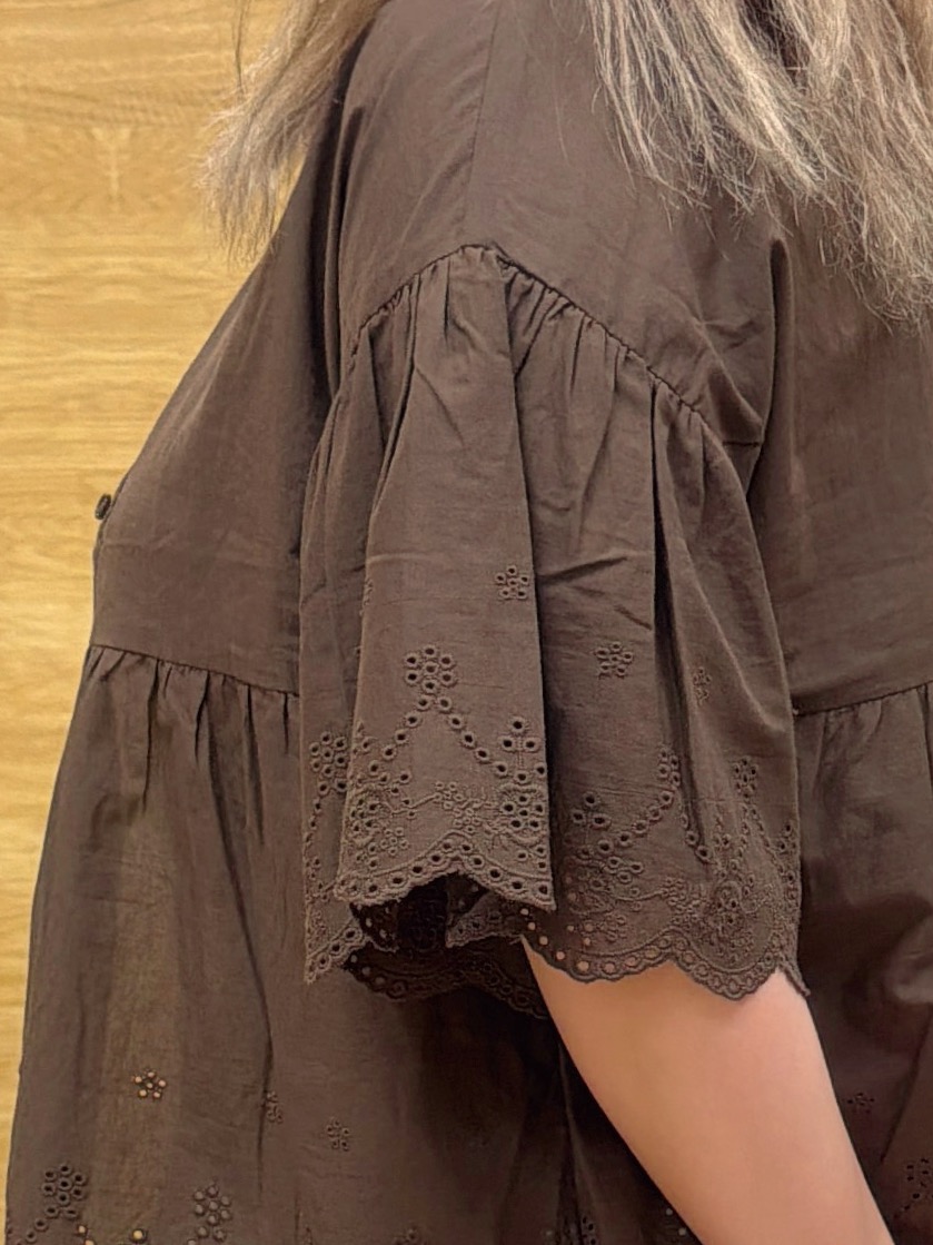 ぁむさんの「SHOO･LA･RUE｜【洗濯機可/綿100％/体型カバー】刺繍レースがこなれ見え 二の腕が隠せる ペプラムブラウス」を使ったコーディネート
