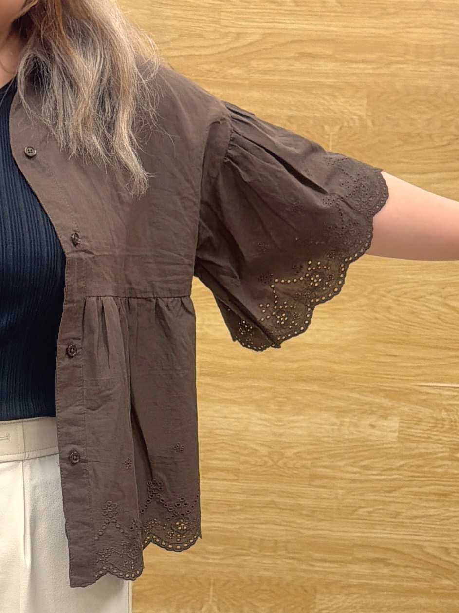 ぁむさんの「SHOO･LA･RUE｜【洗濯機可/綿100％/体型カバー】刺繍レースがこなれ見え 二の腕が隠せる ペプラムブラウス」を使ったコーディネート
