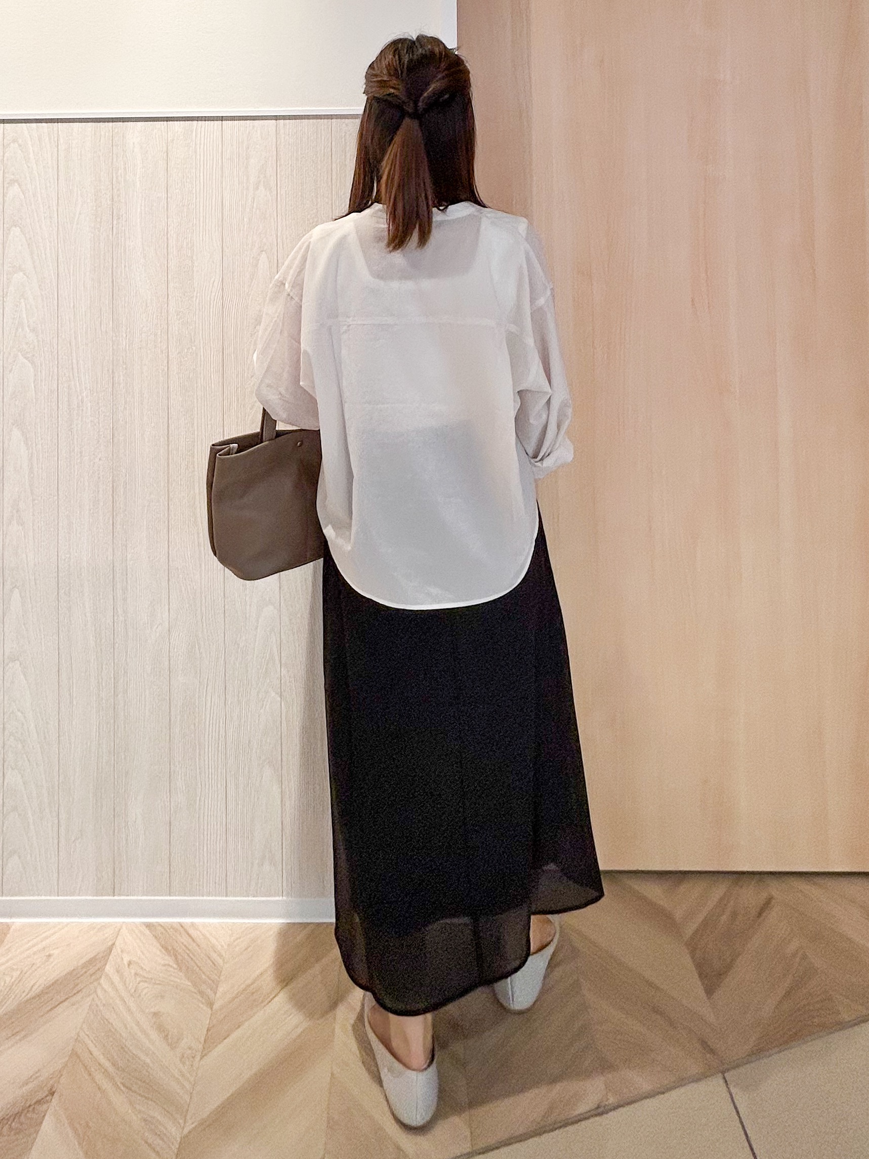 tomoさんの「SHOO･LA･RUE｜【通気性〇/S-LL/洗濯機可】さらりと心地よい。ノーカラーシャツ」を使ったコーディネート