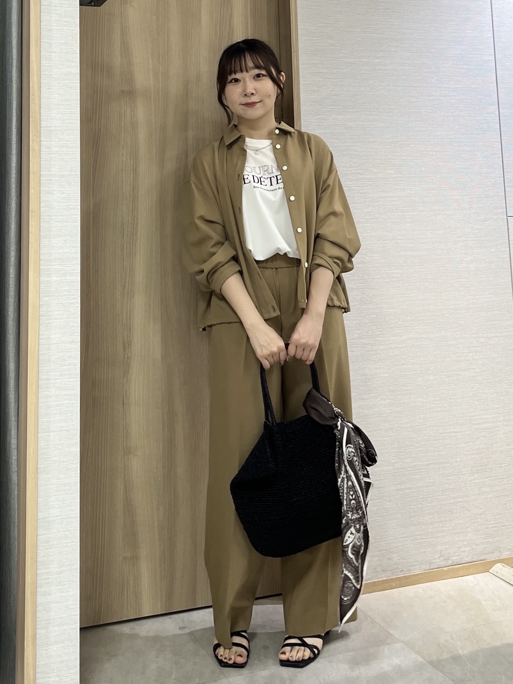 KAHOさんの「UNTITLED｜【秋羽織り/セットアップ可/UVカット】エアリークールドロストシャツ」を使ったコーディネート