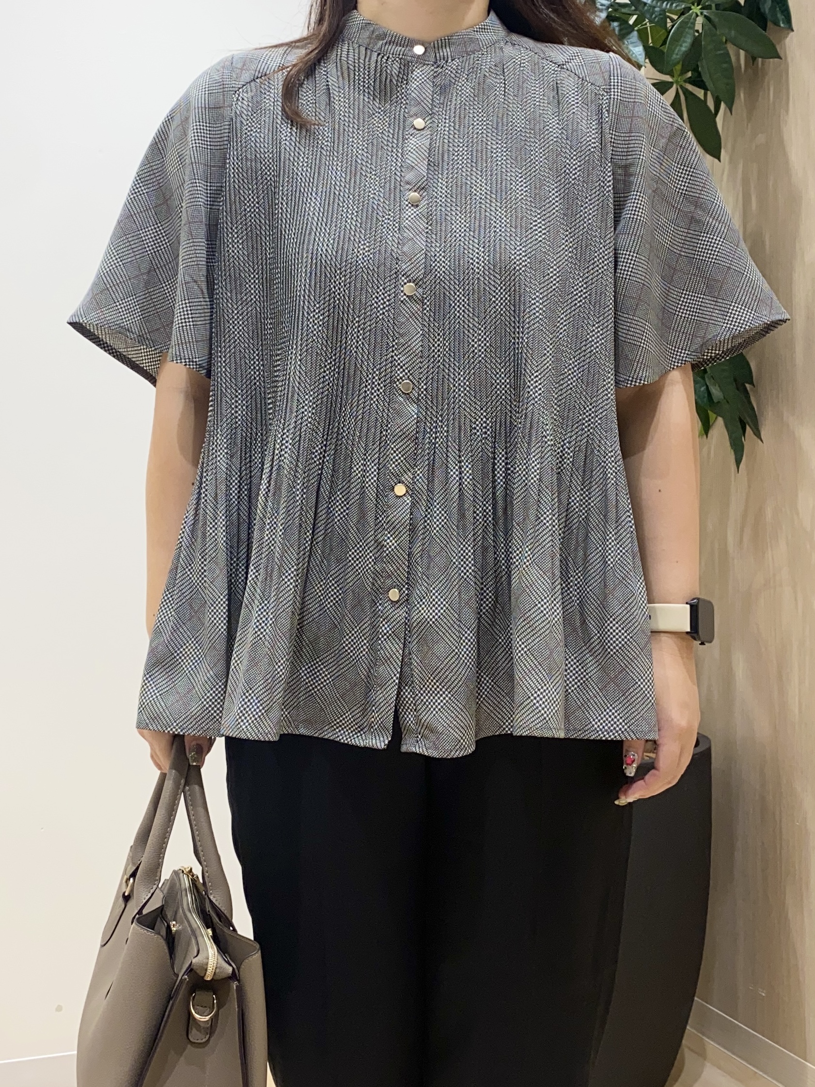 HANAさんの「grove｜【体型カバー◎】大人フェミニン消しプリーツブラウス」を使ったコーディネート