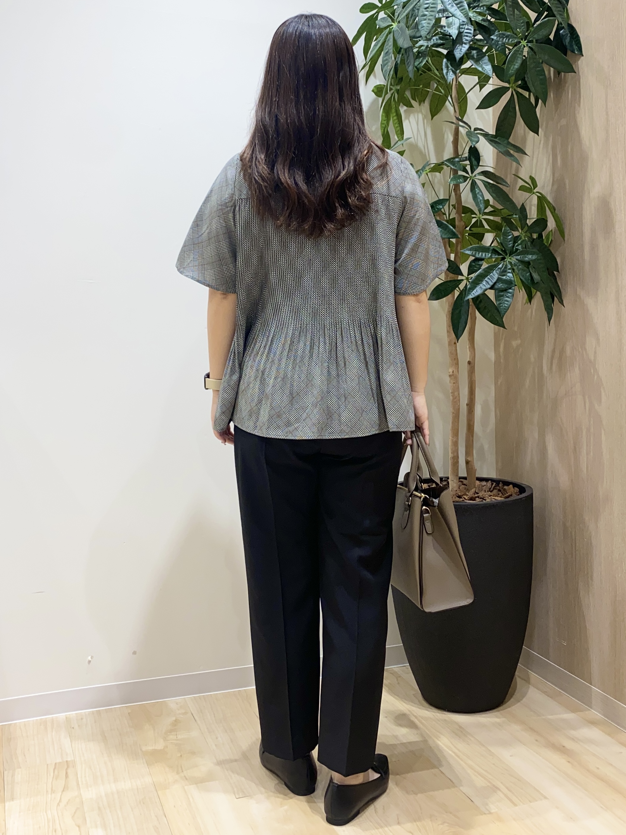 HANAさんの「grove｜【体型カバー◎】大人フェミニン消しプリーツブラウス」を使ったコーディネート