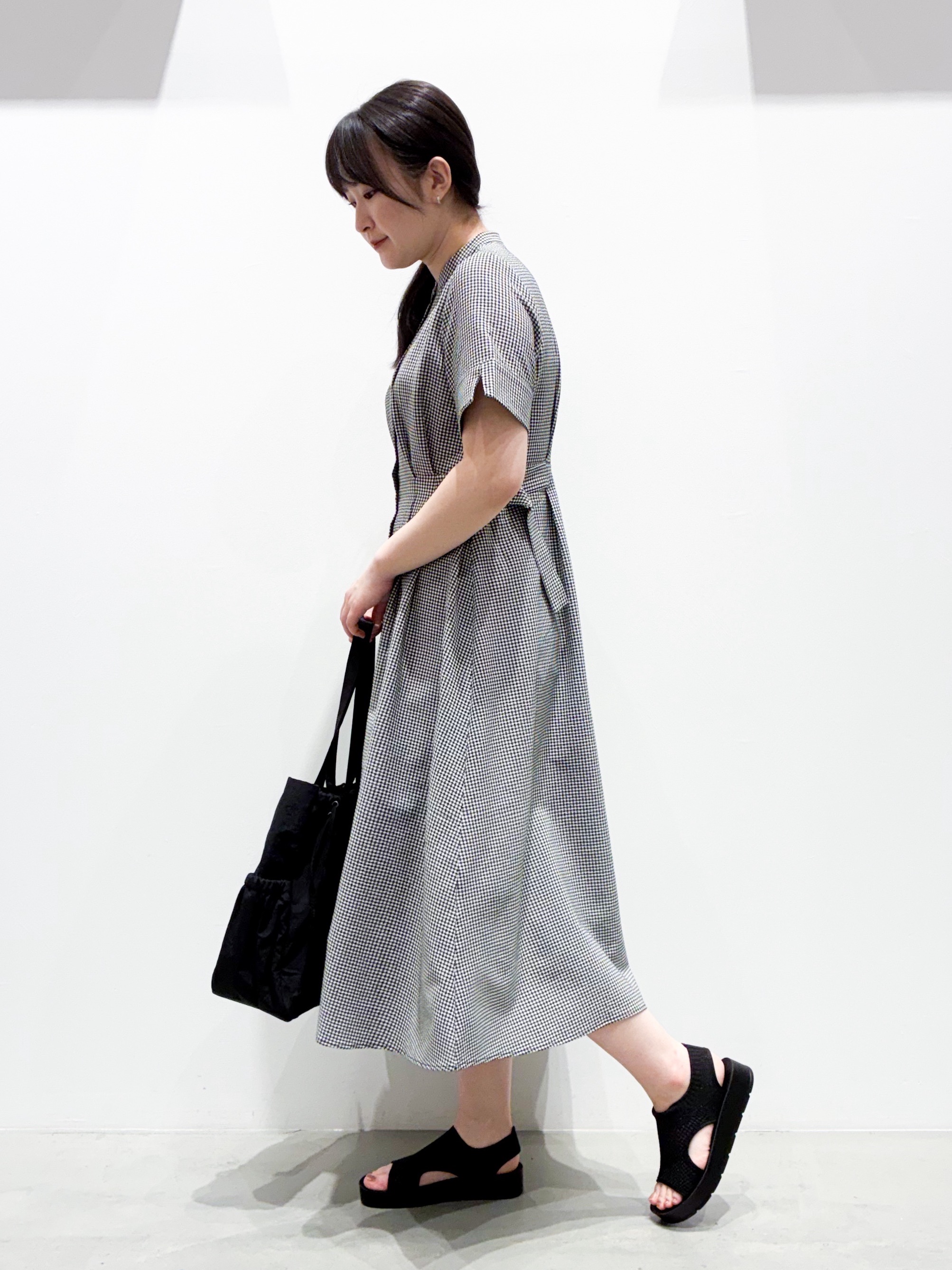 seinaさんの「grove｜【低身長さんも選べる着丈/UV・シワになりにくいetc】涼やかさも、きちんとも叶うワンピース」を使ったコーディネート