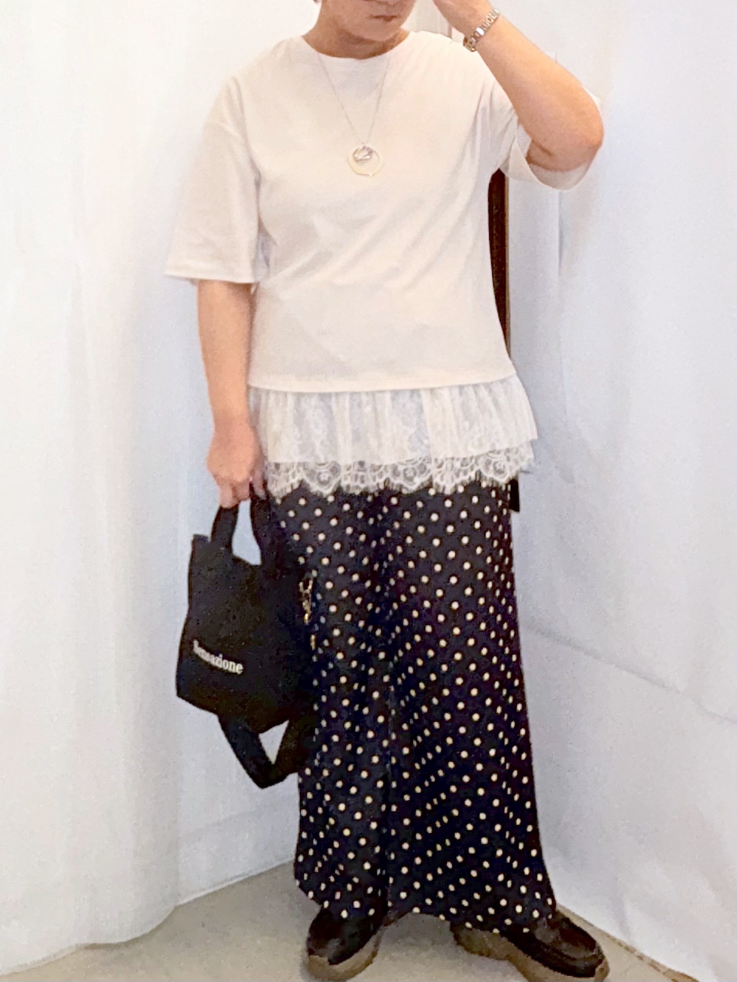 砂糖さんの「SHOO･LA･RUE｜【UV/抗菌防臭/S-LL】1枚でサマ見え 裾レースTシャツ」を使ったコーディネート