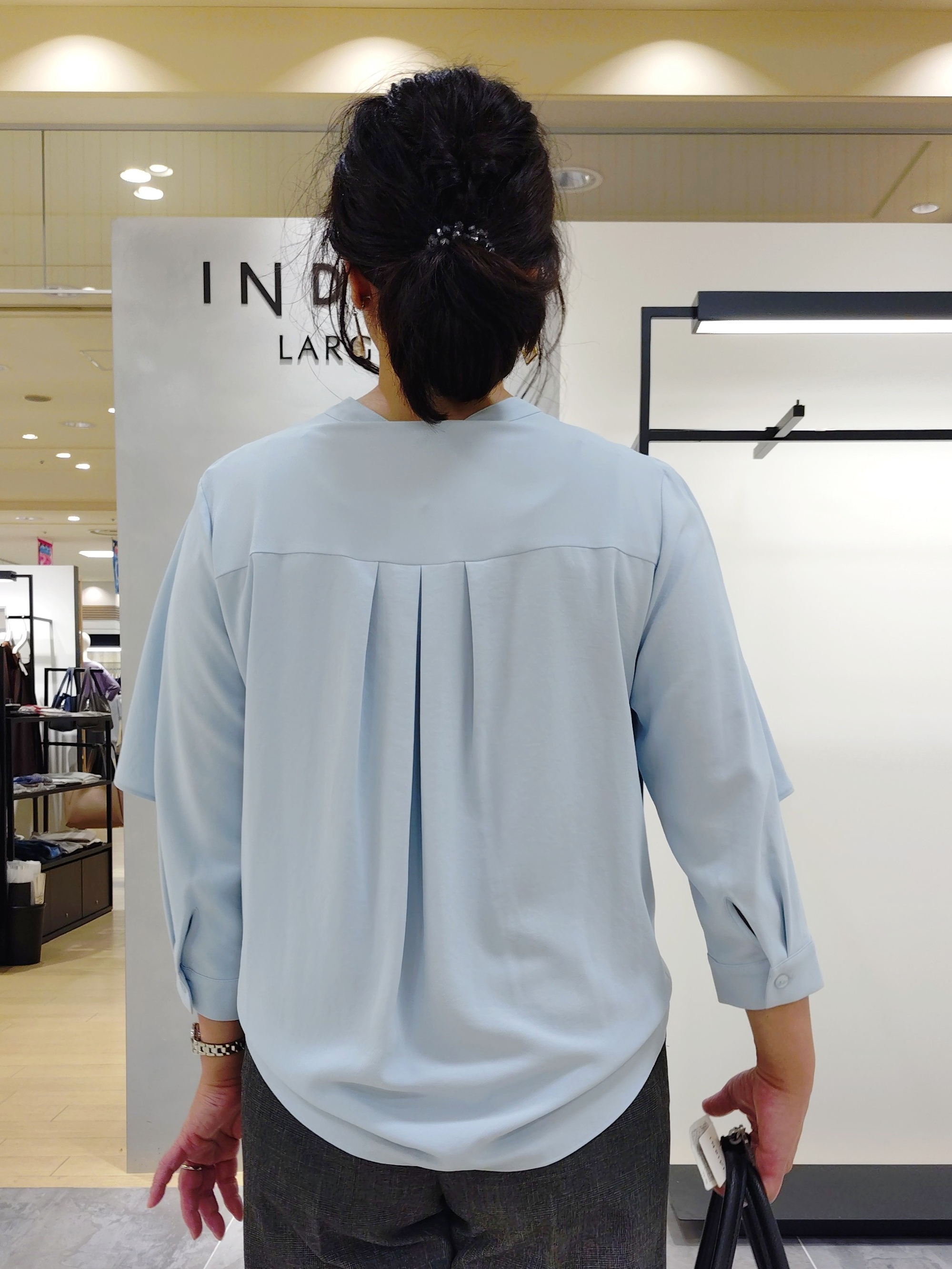 TOMOMIさんの「INDIVI｜【洗える／UVケア】リネン風チェックストレートパンツ」を使ったコーディネート
