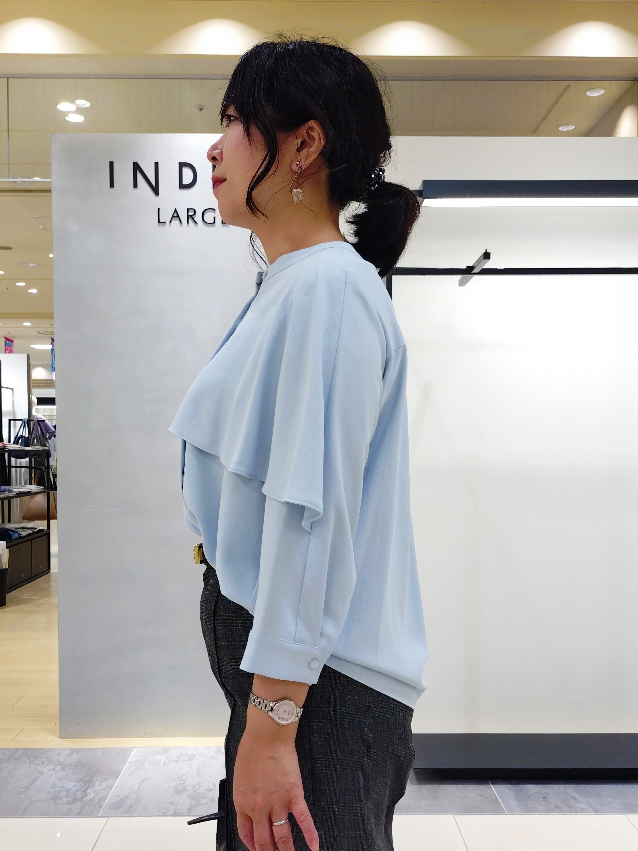 TOMOMIさんの「INDIVI｜【洗える／UVケア】リネン風チェックストレートパンツ」を使ったコーディネート
