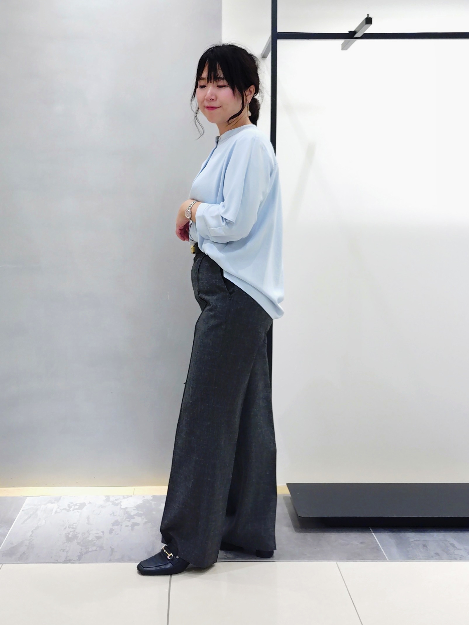 TOMOMIさんの「INDIVI｜【洗える／UVケア】リネン風チェックストレートパンツ」を使ったコーディネート