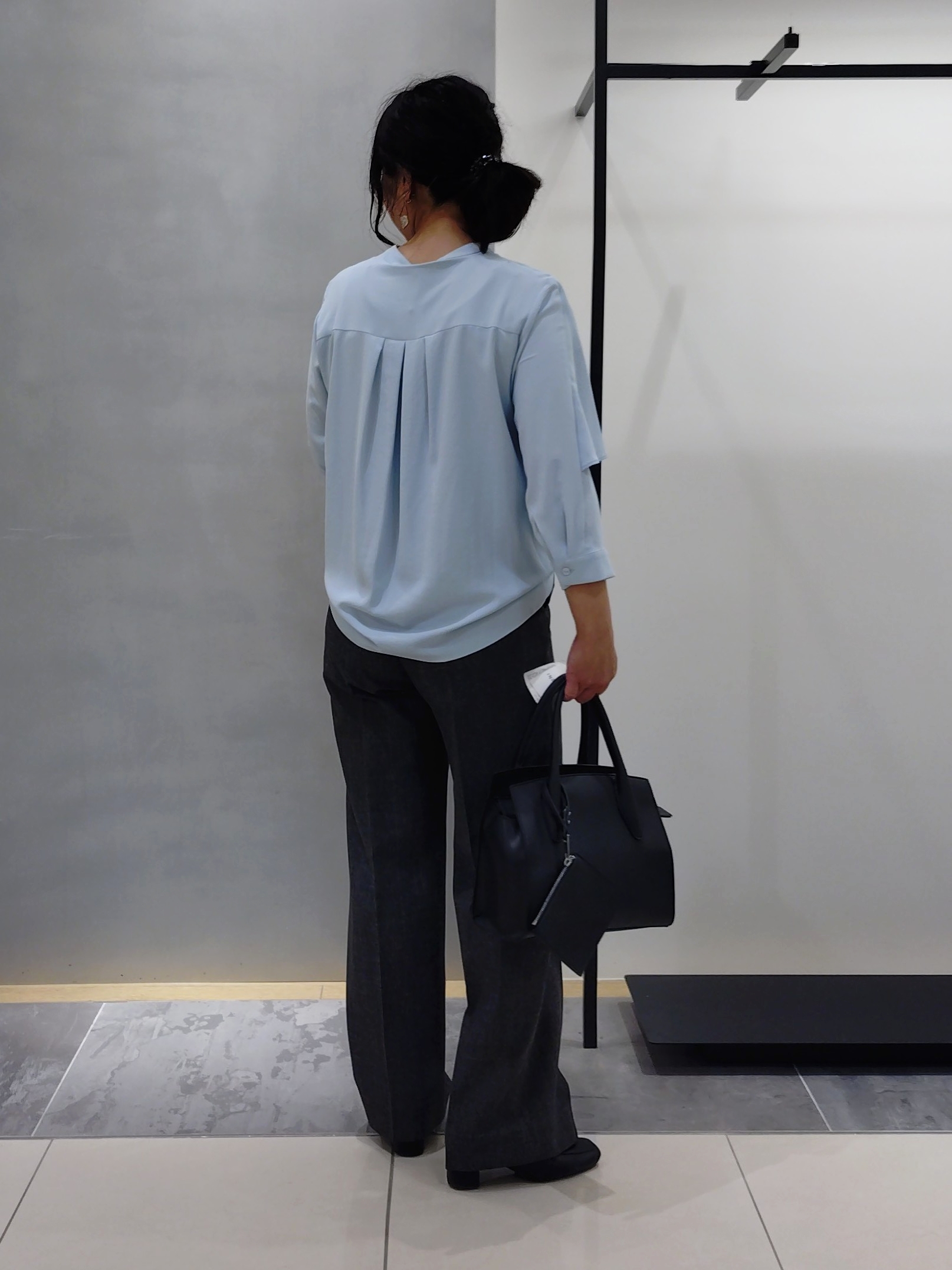 TOMOMIさんの「INDIVI｜【洗える／UVケア】リネン風チェックストレートパンツ」を使ったコーディネート
