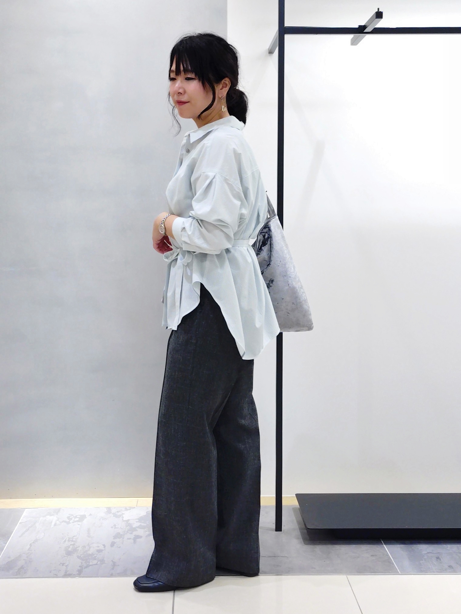 TOMOMIさんの「INDIVI｜【洗える／UVケア】チェック柄ストレートパンツ」を使ったコーディネート