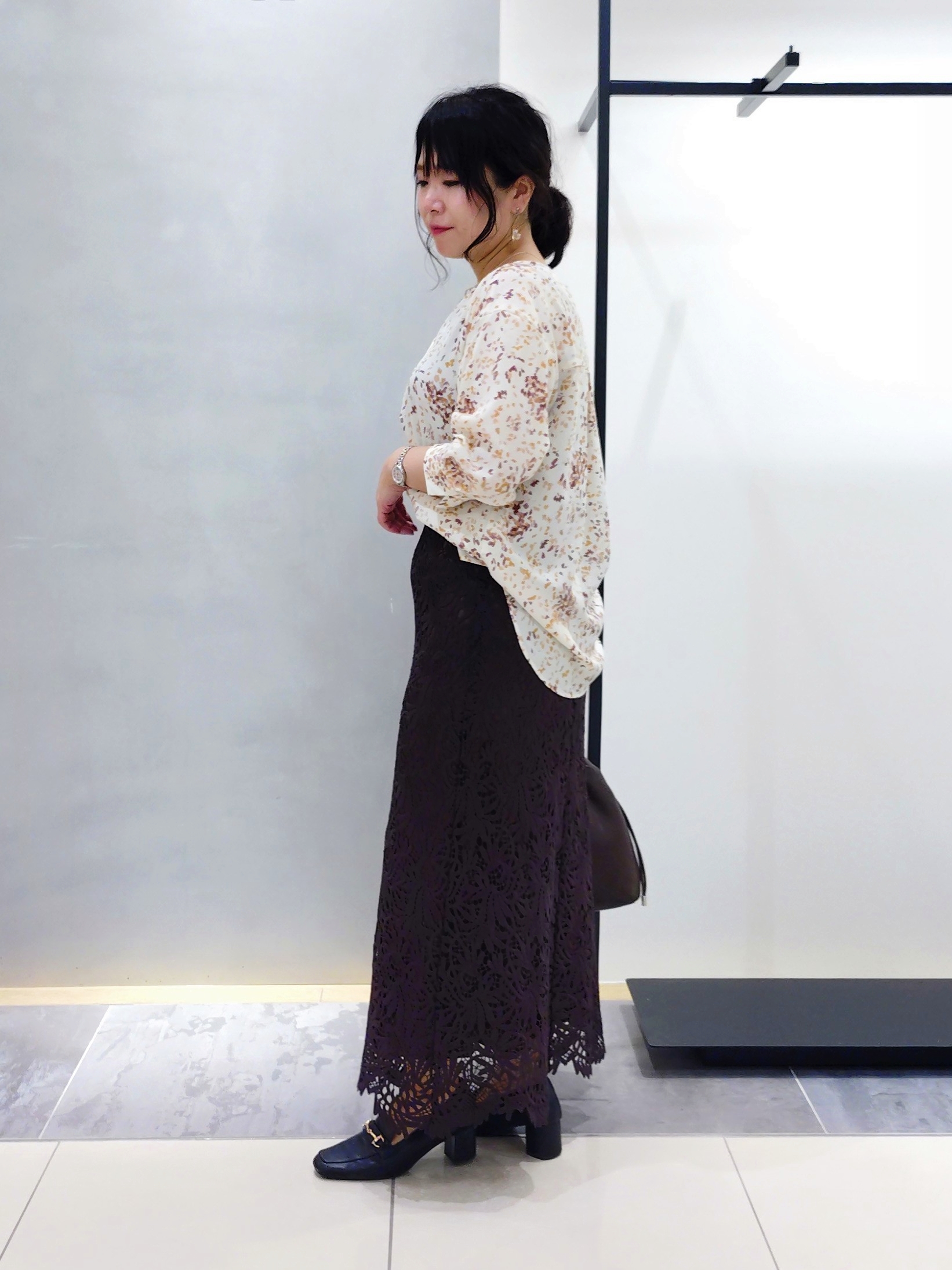 TOMOMIさんの「INDIVI｜【洗える／トレンド】リーフ柄レーススカート」を使ったコーディネート