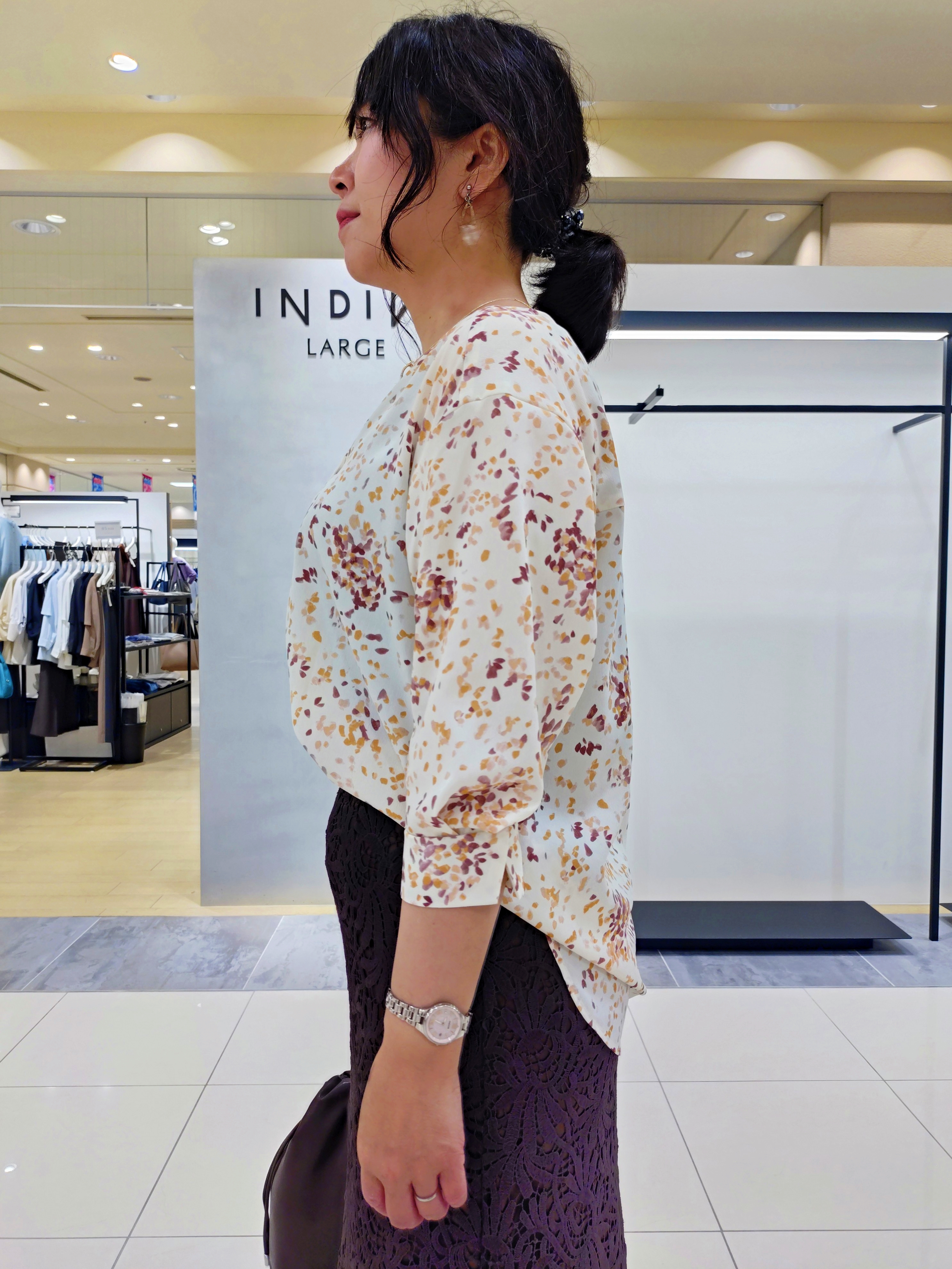TOMOMIさんの「INDIVI｜【洗える／トレンド】リーフ柄レーススカート」を使ったコーディネート