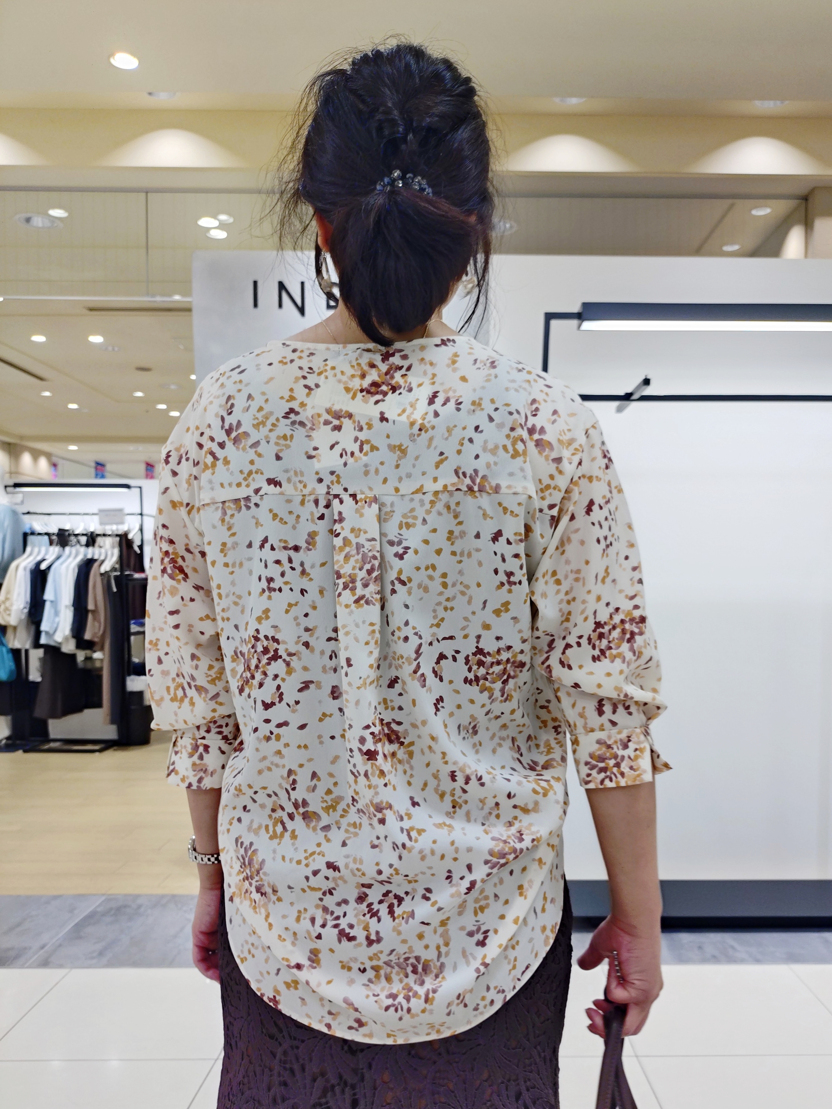 TOMOMIさんの「INDIVI｜【洗える／トレンド】リーフ柄レーススカート」を使ったコーディネート
