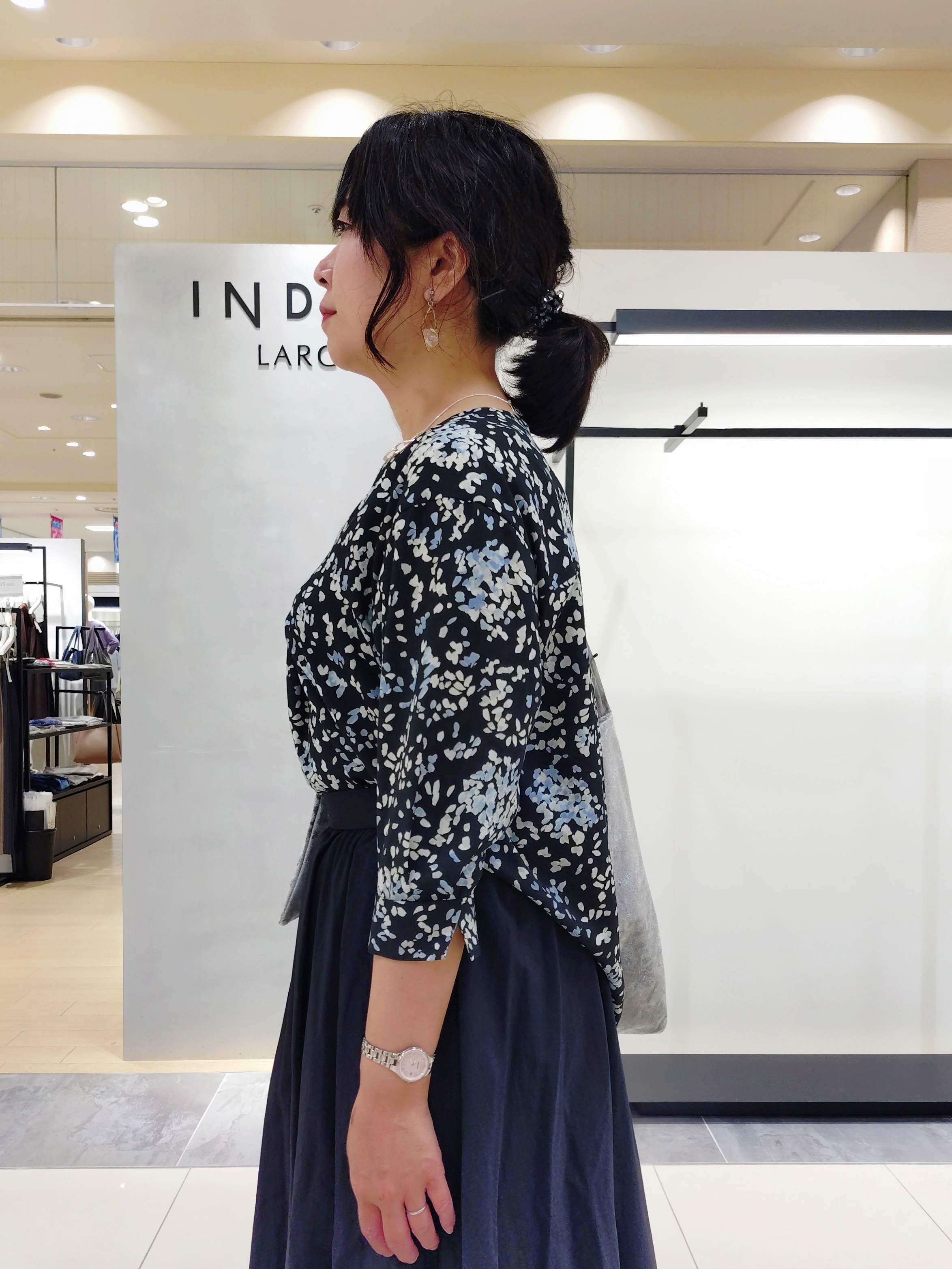 TOMOMIさんの「INDIVI｜【A4サイズ対応／長さ調整可能】クラッシュベロア ショルダーバッグ」を使ったコーディネート