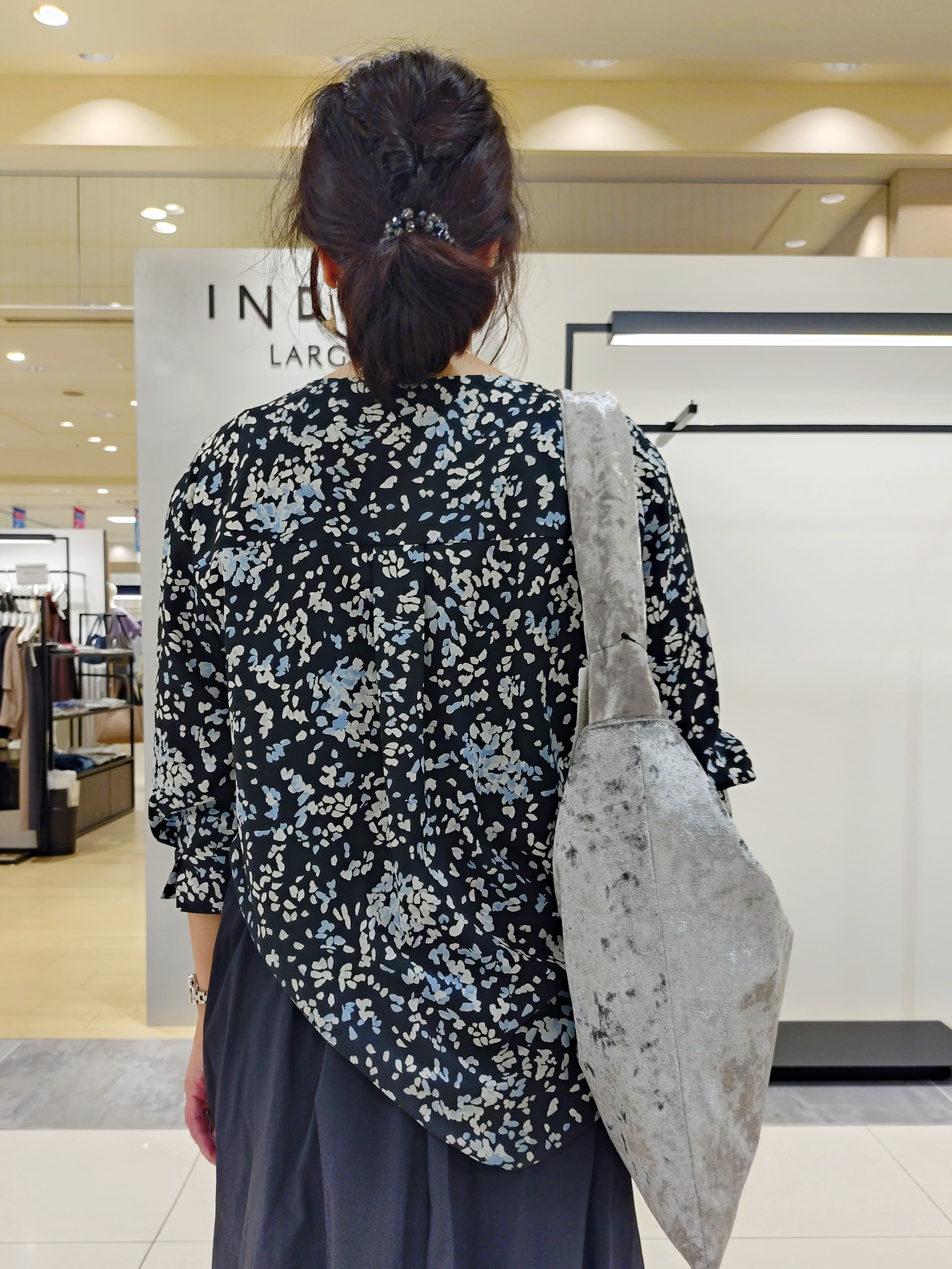 TOMOMIさんの「INDIVI｜【A4サイズ対応／長さ調整可能】クラッシュベロア ショルダーバッグ」を使ったコーディネート
