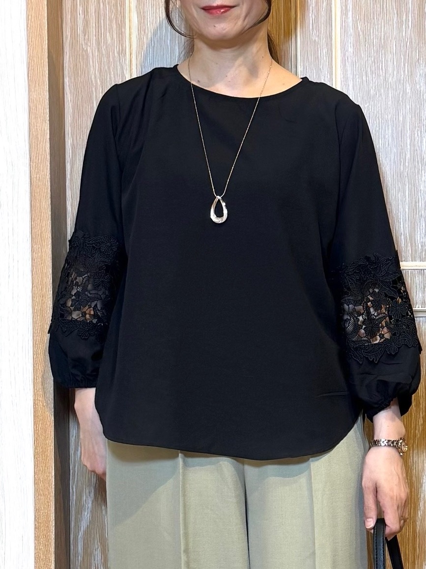 KAORIさんの「SHOO･LA･RUE｜【洗濯機可/S-LL/洗濯後しわになりにくい】刺繍レースで高見え インせず決まる主役ブラウス」を使ったコーディネート