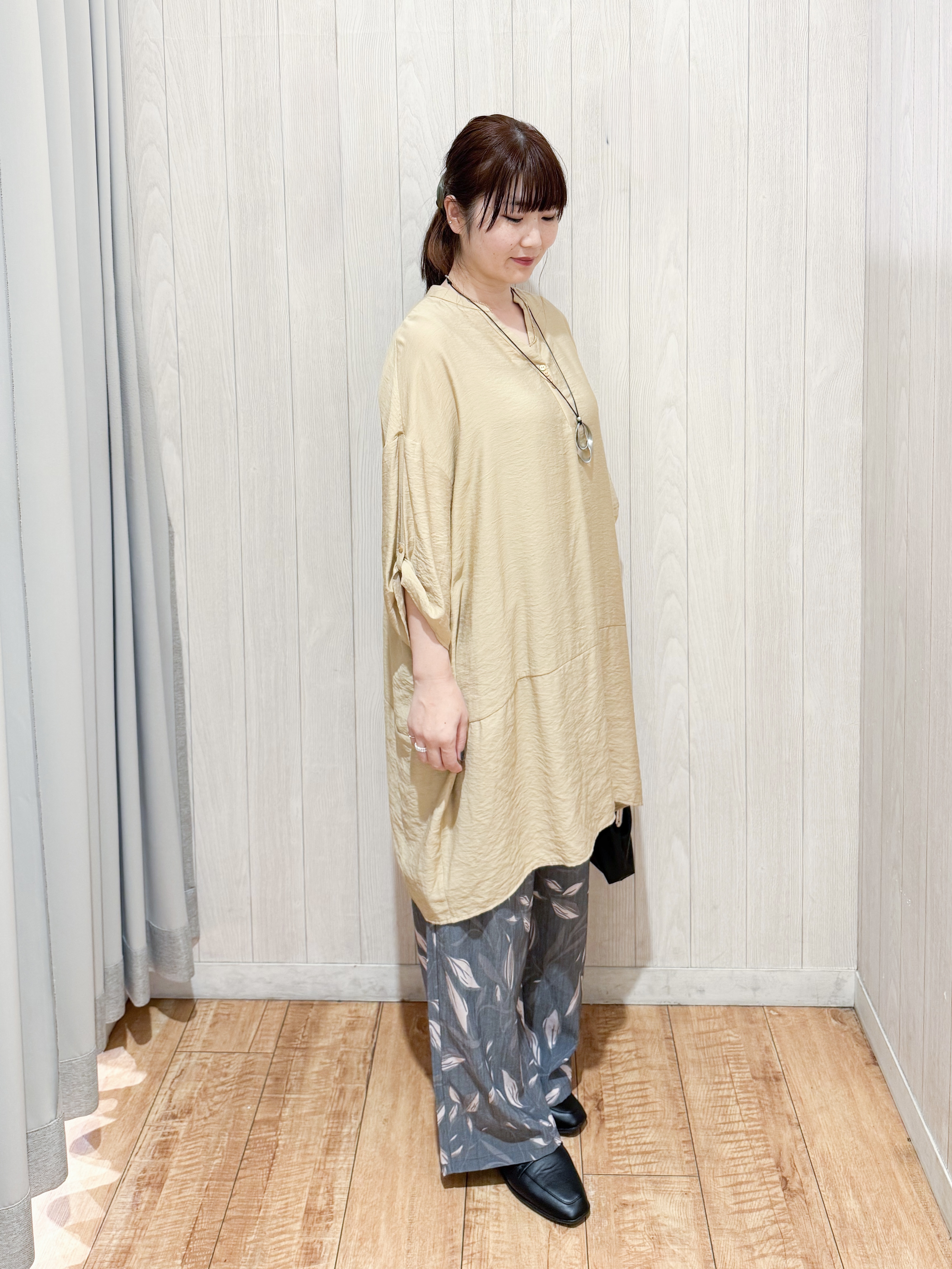 愛さんの「SHOO･LA･RUE｜【S-LL/洗濯後しわになりにくい】ゆるっと体型カバー 7分袖コクーンチュニック」を使ったコーディネート