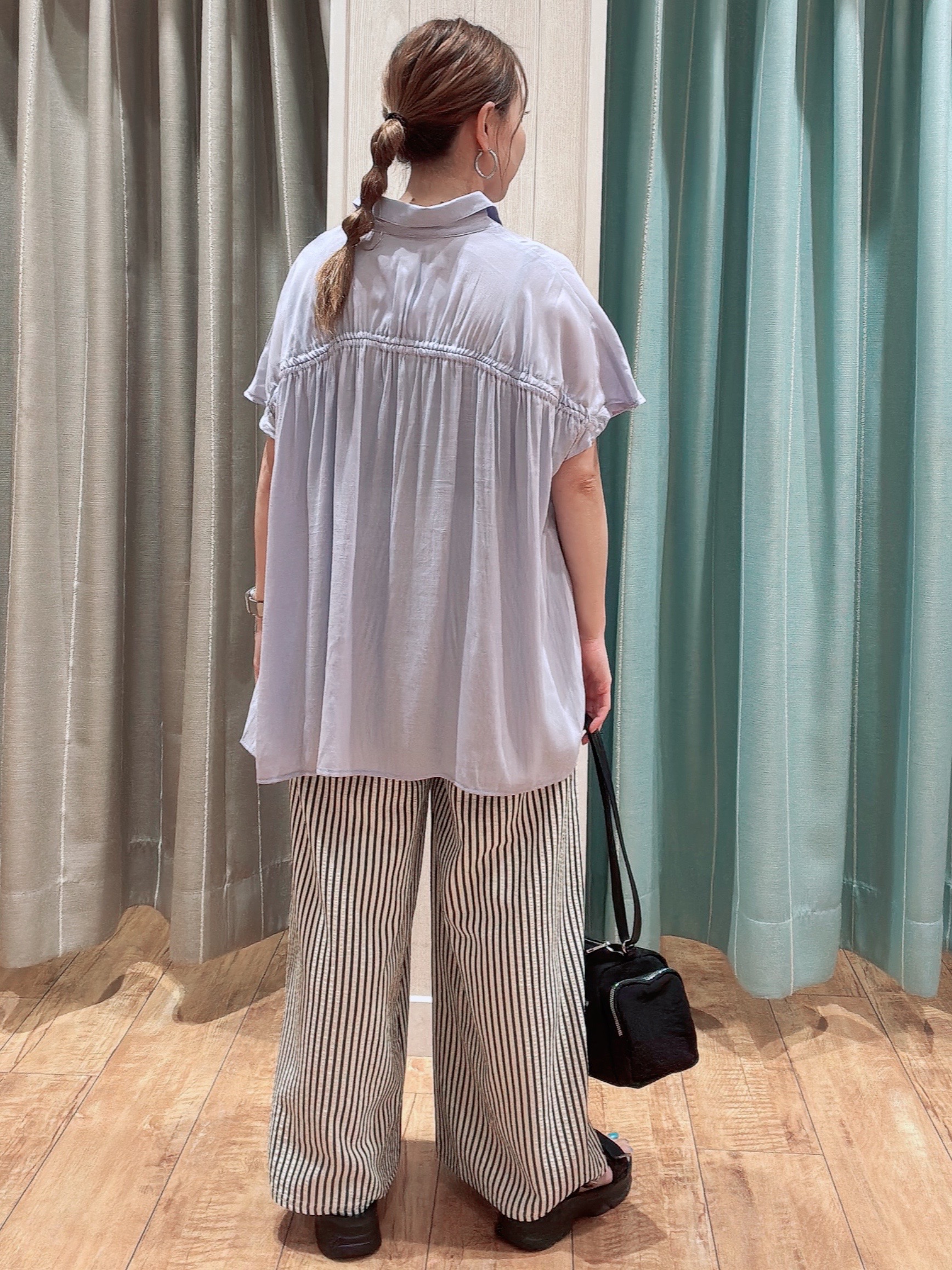 なみぞうさんの「SHOO･LA･RUE｜【ひんやり/UV】ほんのりシアーで上品な バックギャザーブラウス」を使ったコーディネート