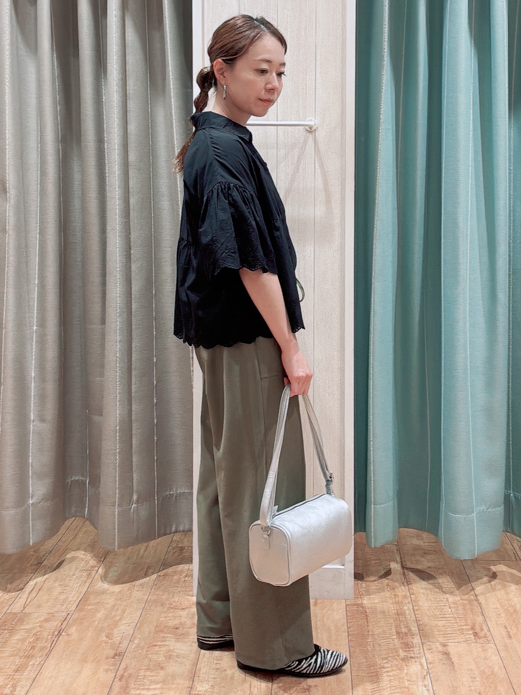 なみぞうさんの「SHOO･LA･RUE｜【洗濯機可/綿100％/体型カバー】刺繍レースがこなれ見え 二の腕が隠せる ペプラムブラウス」を使ったコーディネート