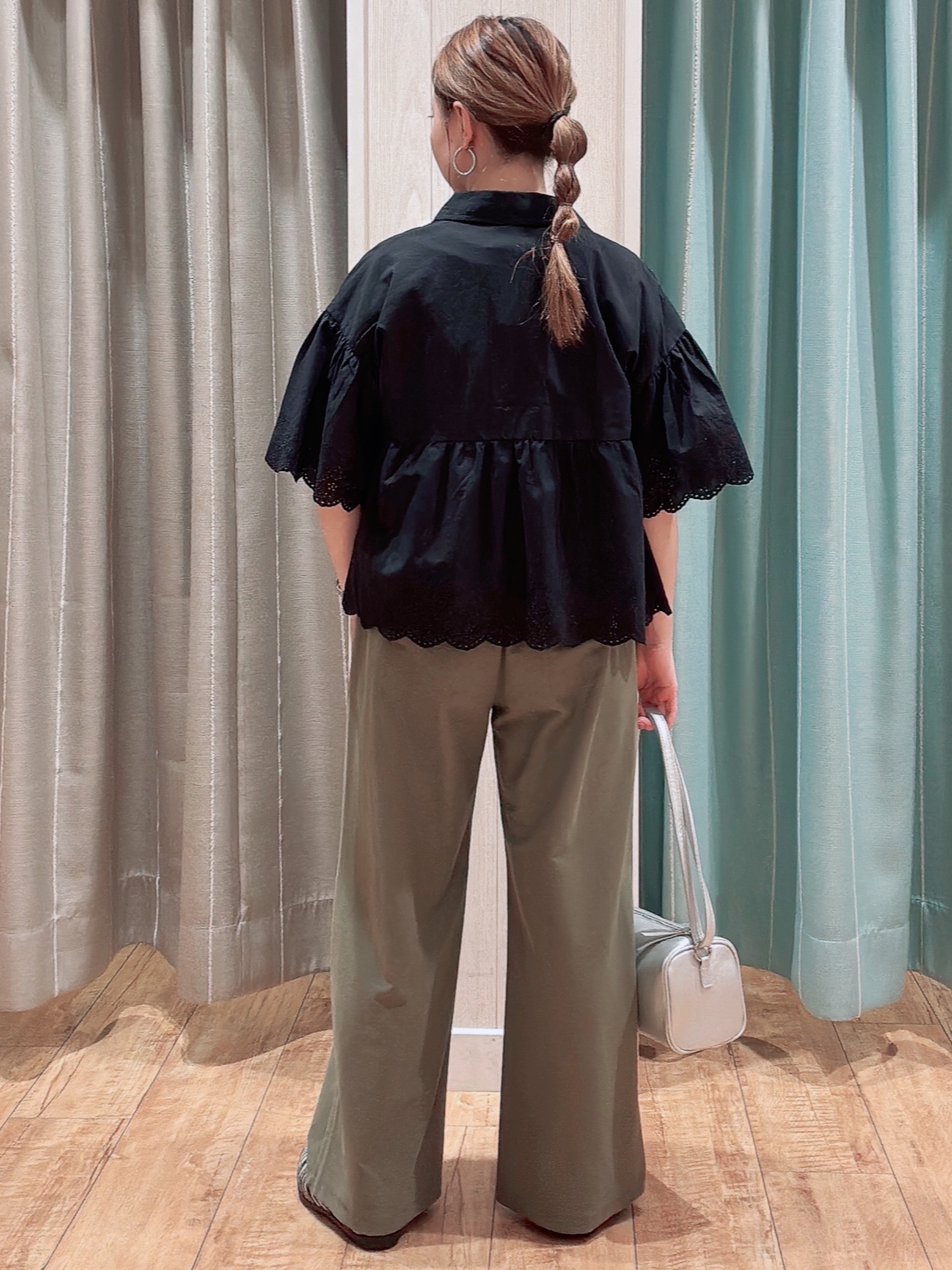 なみぞうさんの「SHOO･LA･RUE｜【洗濯機可/綿100％/体型カバー】刺繍レースがこなれ見え 二の腕が隠せる ペプラムブラウス」を使ったコーディネート