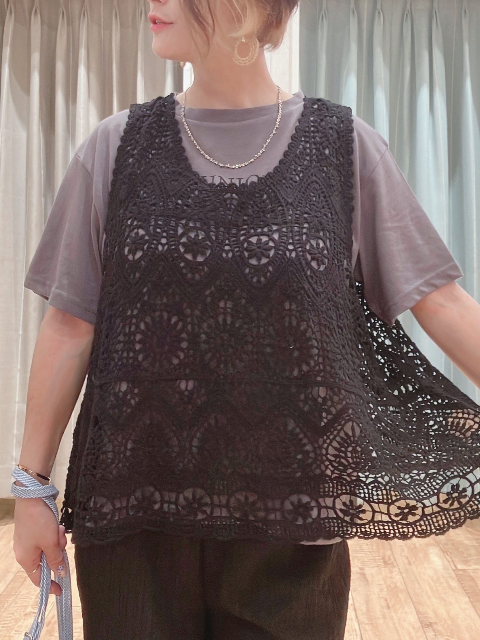 aaamiさんの「SHOO･LA･RUE｜【2点セット/体型カバー】瞬間レイヤードコーデが完成 クロシェ編みベスト+ロゴT」を使ったコーディネート