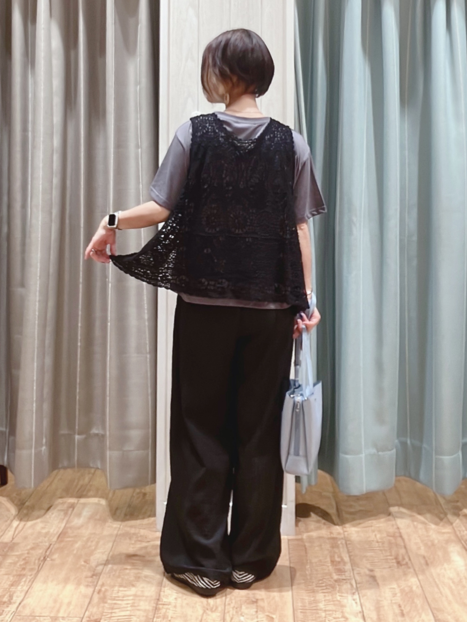 aaamiさんの「SHOO･LA･RUE｜【2点セット/体型カバー】瞬間レイヤードコーデが完成 クロシェ編みベスト+ロゴT」を使ったコーディネート