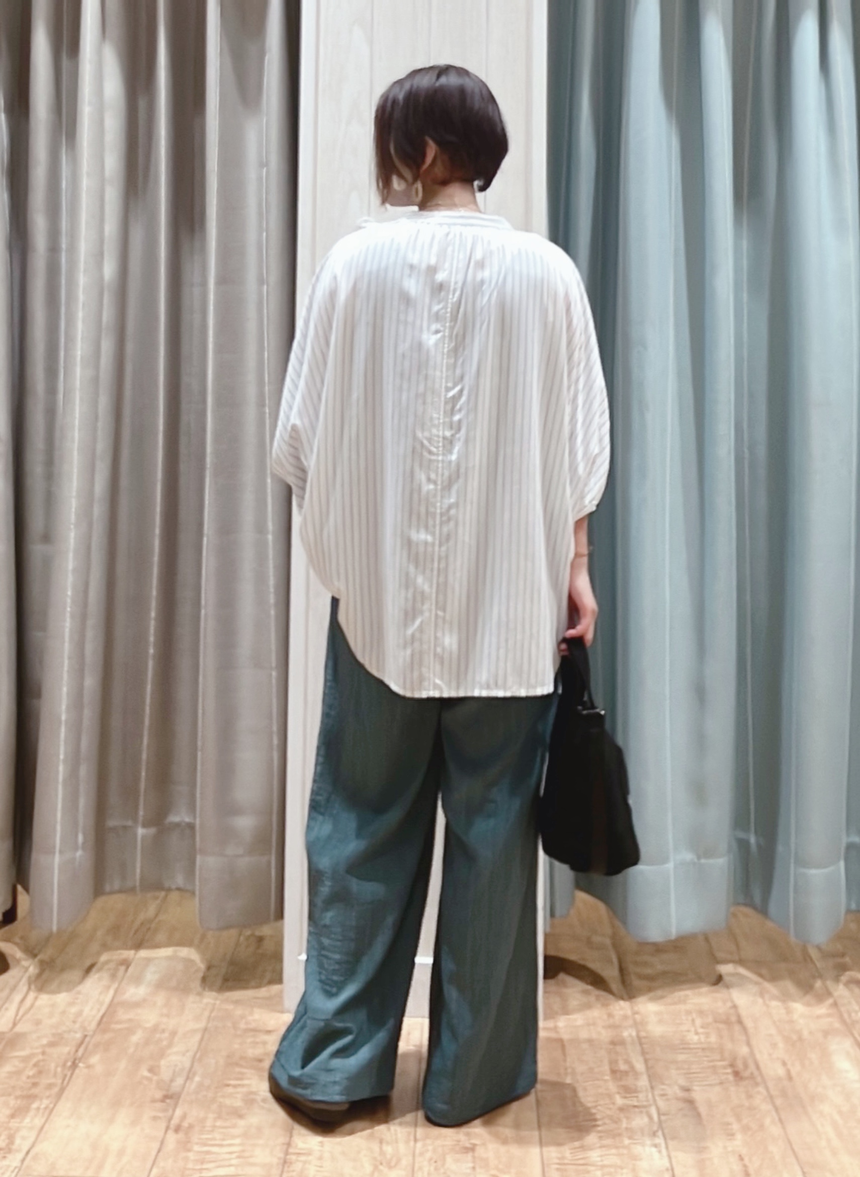 aaamiさんの「SHOO･LA･RUE｜【ひんやり/洗濯機可/体型カバー】二の腕隠れる ゆるっとドルマンバンドカラーシャツ」を使ったコーディネート