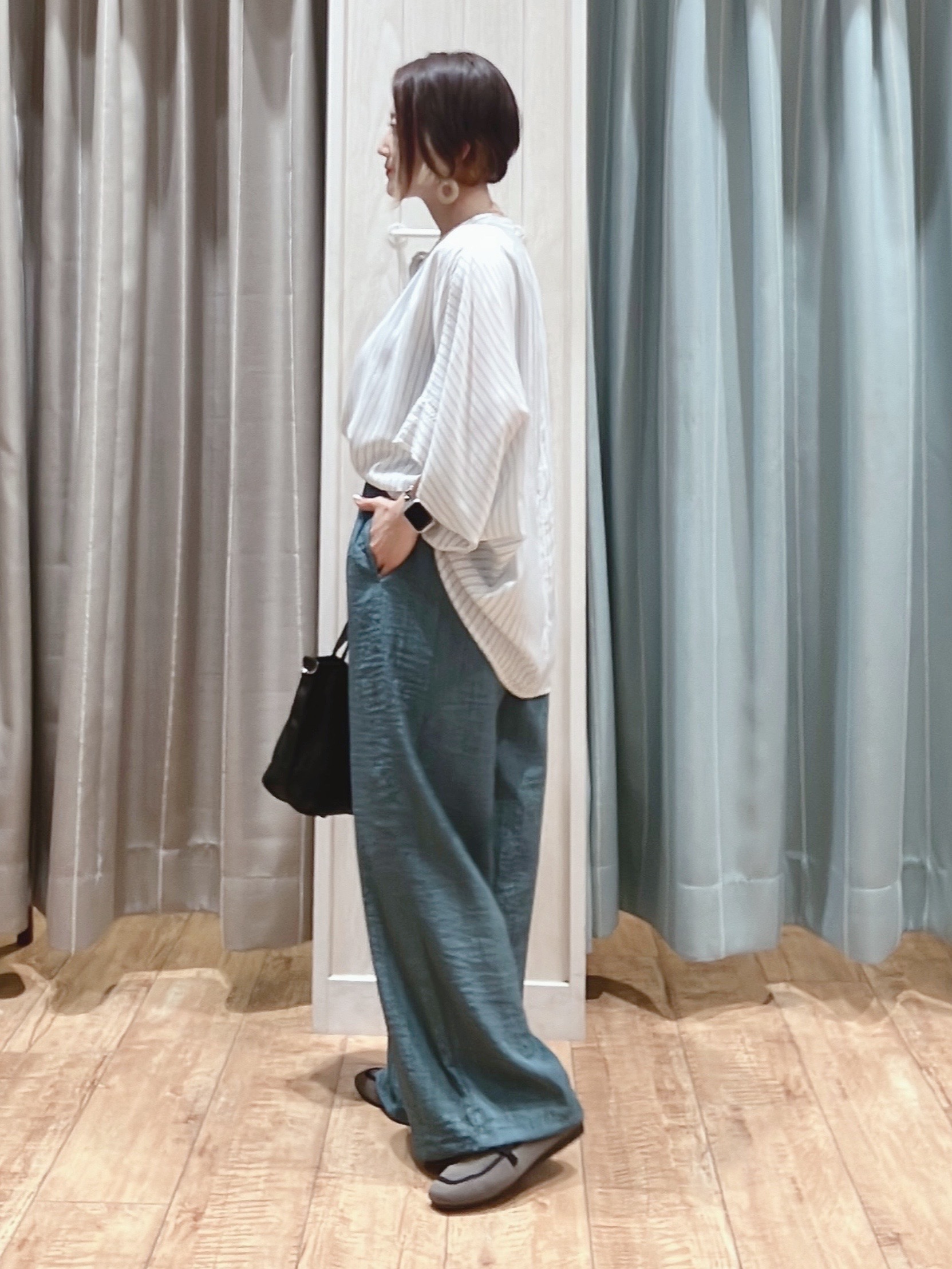aaamiさんの「SHOO･LA･RUE｜【ひんやり/洗濯機可/体型カバー】二の腕隠れる ゆるっとドルマンバンドカラーシャツ」を使ったコーディネート