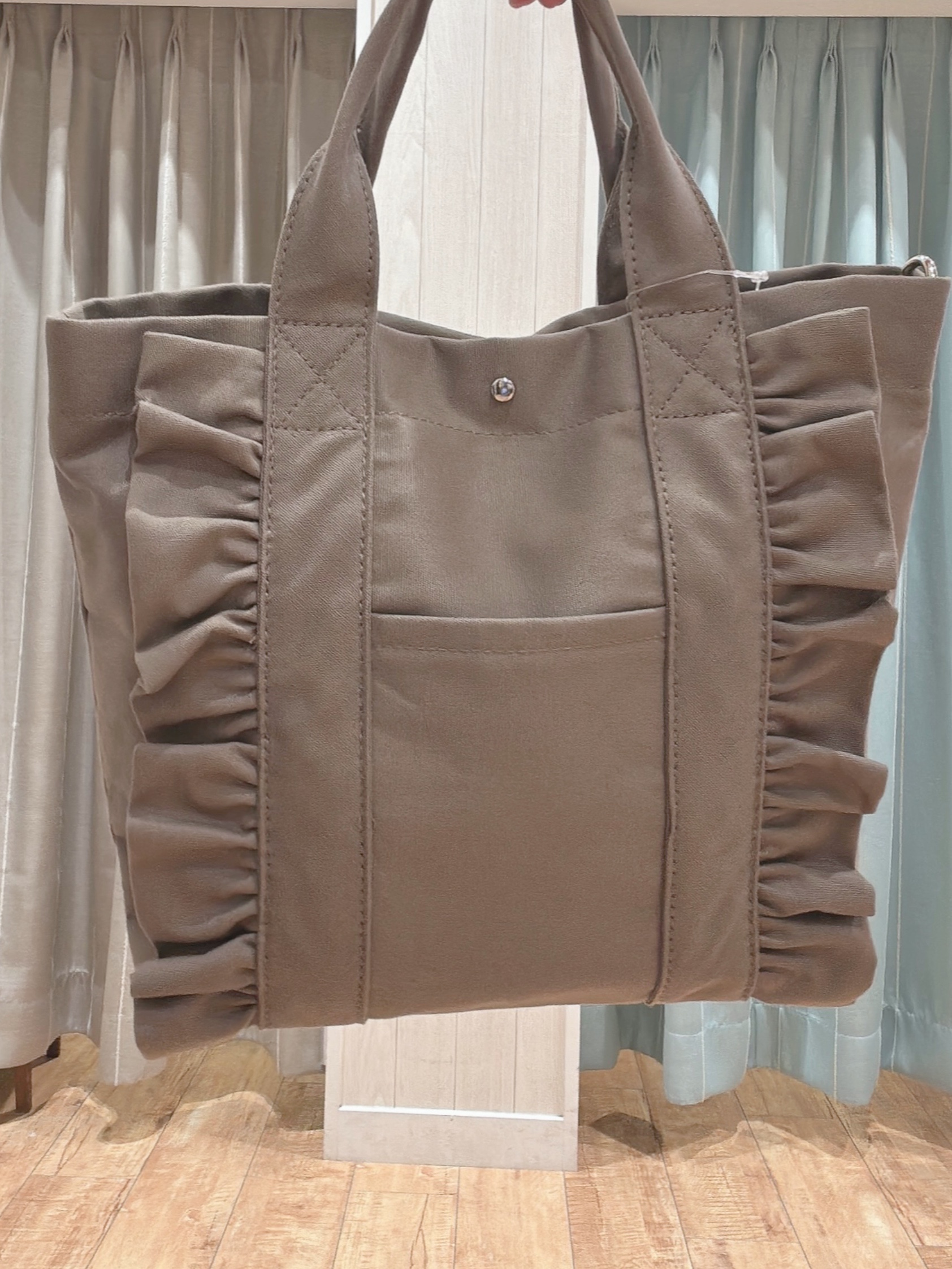 aaamiさんの「SHOO･LA･RUE｜【ひんやり/洗濯機可/体型カバー】二の腕隠れる ゆるっとドルマンバンドカラーシャツ」を使ったコーディネート