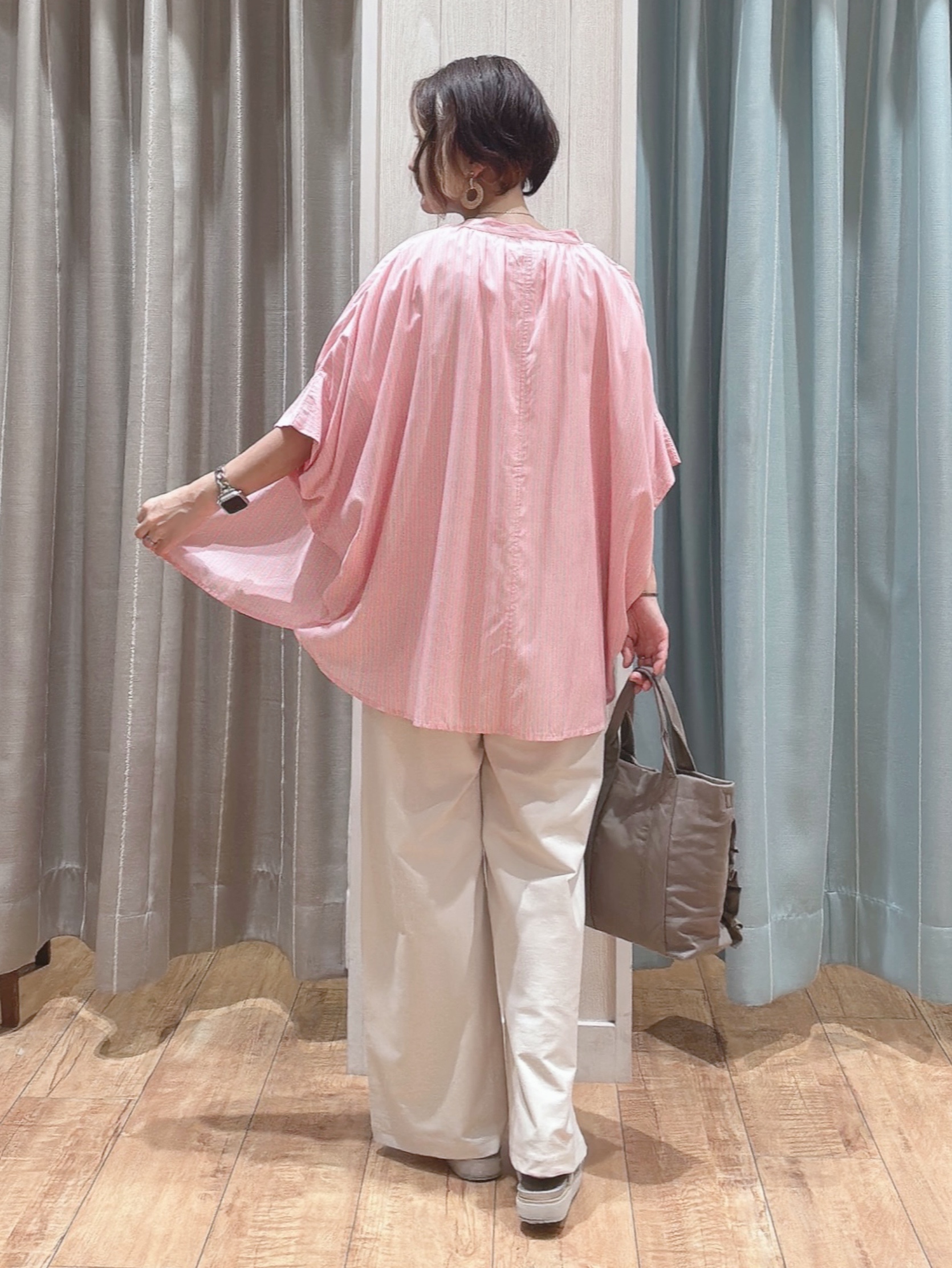 aaamiさんの「SHOO･LA･RUE｜【ひんやり/洗濯機可/体型カバー】二の腕隠れる ゆるっとドルマンバンドカラーシャツ」を使ったコーディネート