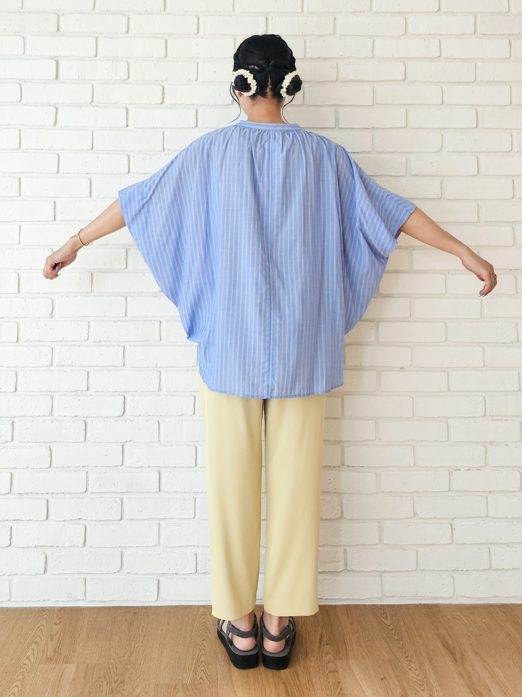 ゆゆさんの「SHOO･LA･RUE｜【洗濯機可/体型カバー】二の腕隠れる ゆるっとドルマンバンドカラーシャツ」を使ったコーディネート