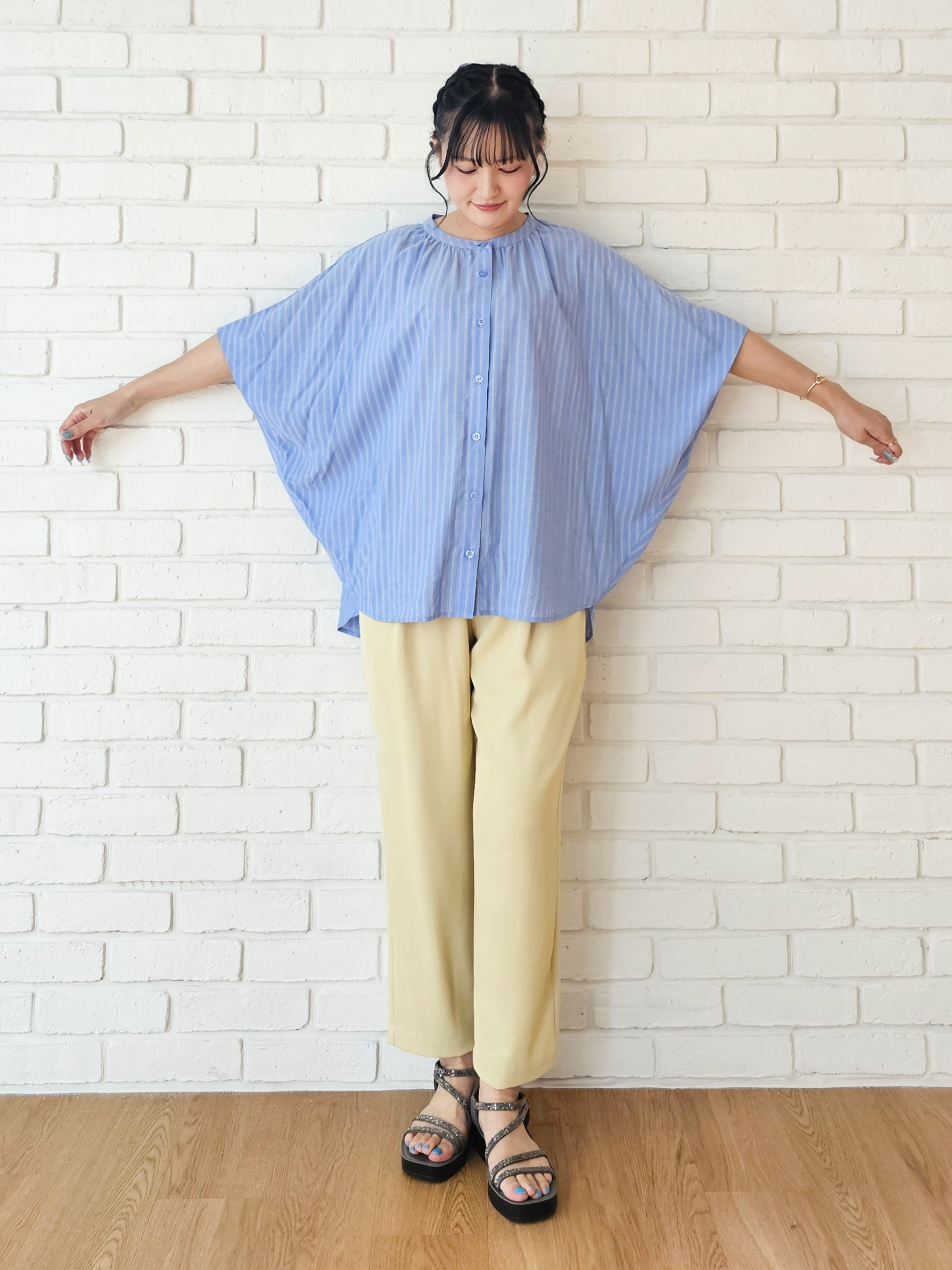 ゆゆさんの「SHOO･LA･RUE｜【洗濯機可/体型カバー】二の腕隠れる ゆるっとドルマンバンドカラーシャツ」を使ったコーディネート