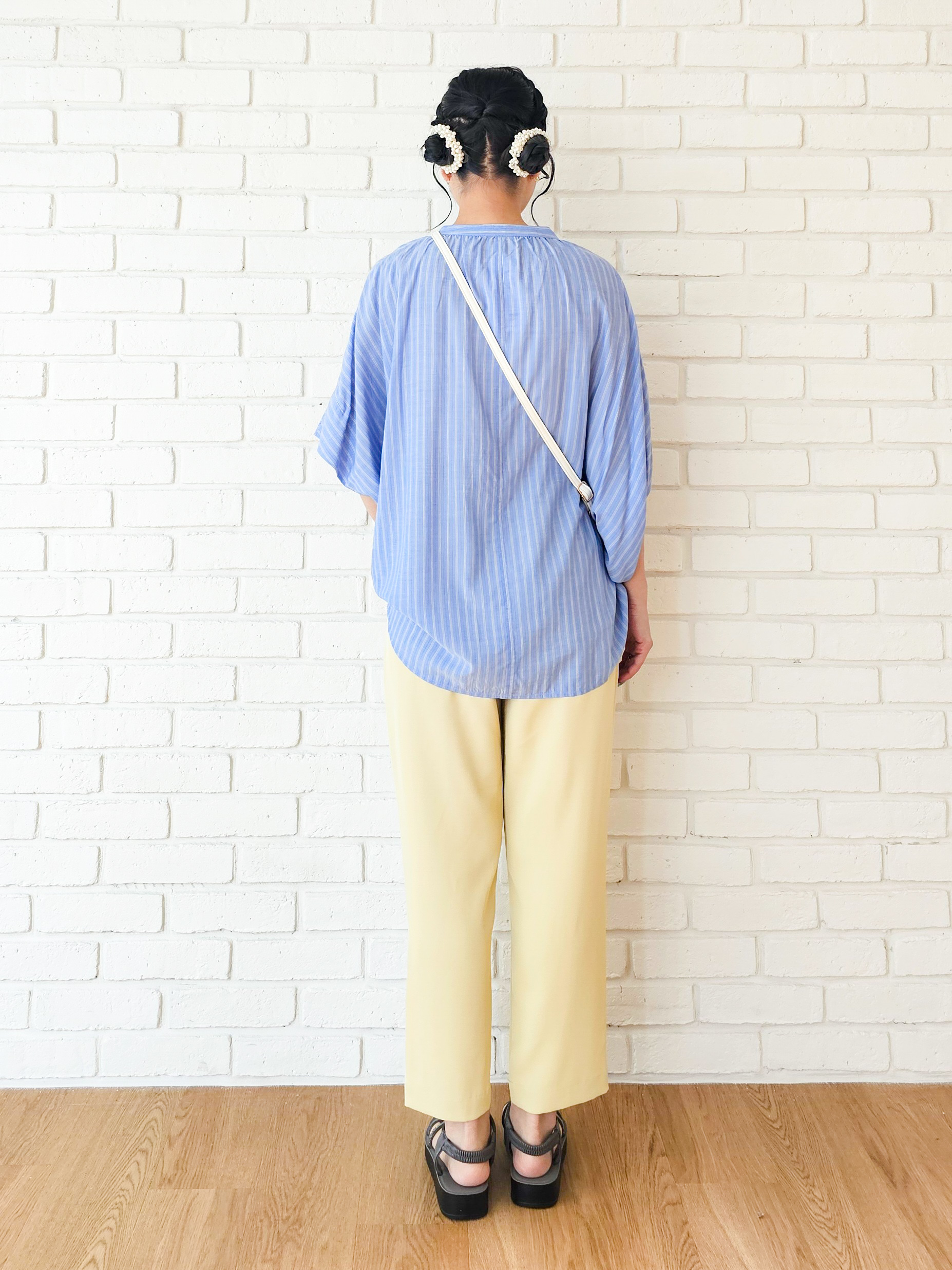 ゆゆさんの「SHOO･LA･RUE｜【洗濯機可/体型カバー】二の腕隠れる ゆるっとドルマンバンドカラーシャツ」を使ったコーディネート