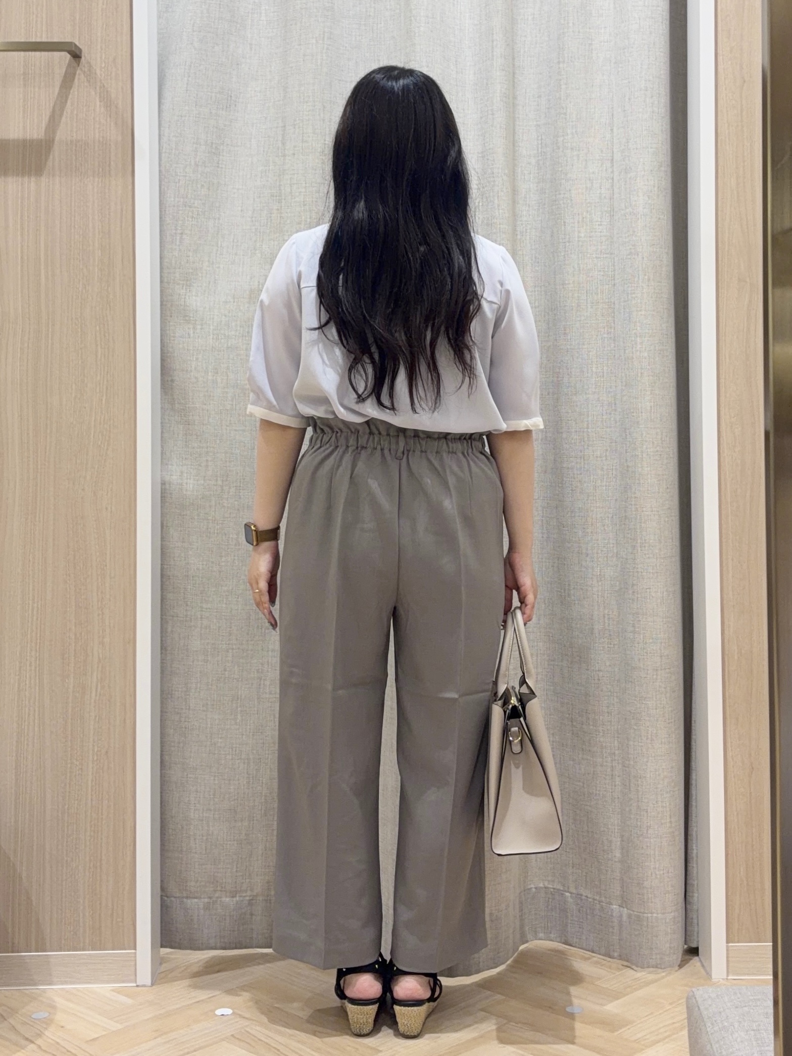 minamiさんの「grove｜【洗濯機OK/シワになりにくい】1枚で華やぐ配色ボウタイブラウス」を使ったコーディネート