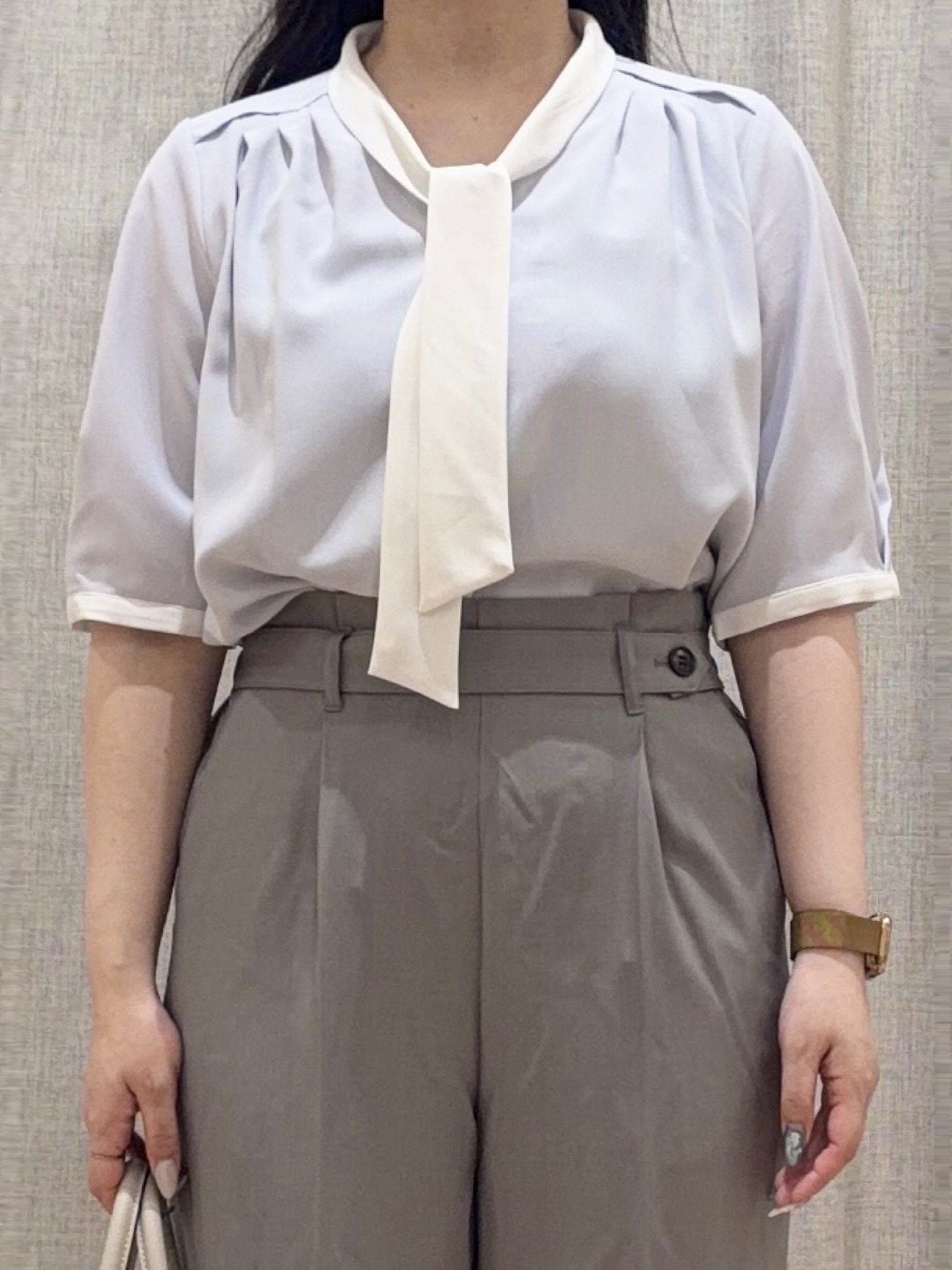 minamiさんの「grove｜【洗濯機OK/シワになりにくい】1枚で華やぐ配色ボウタイブラウス」を使ったコーディネート