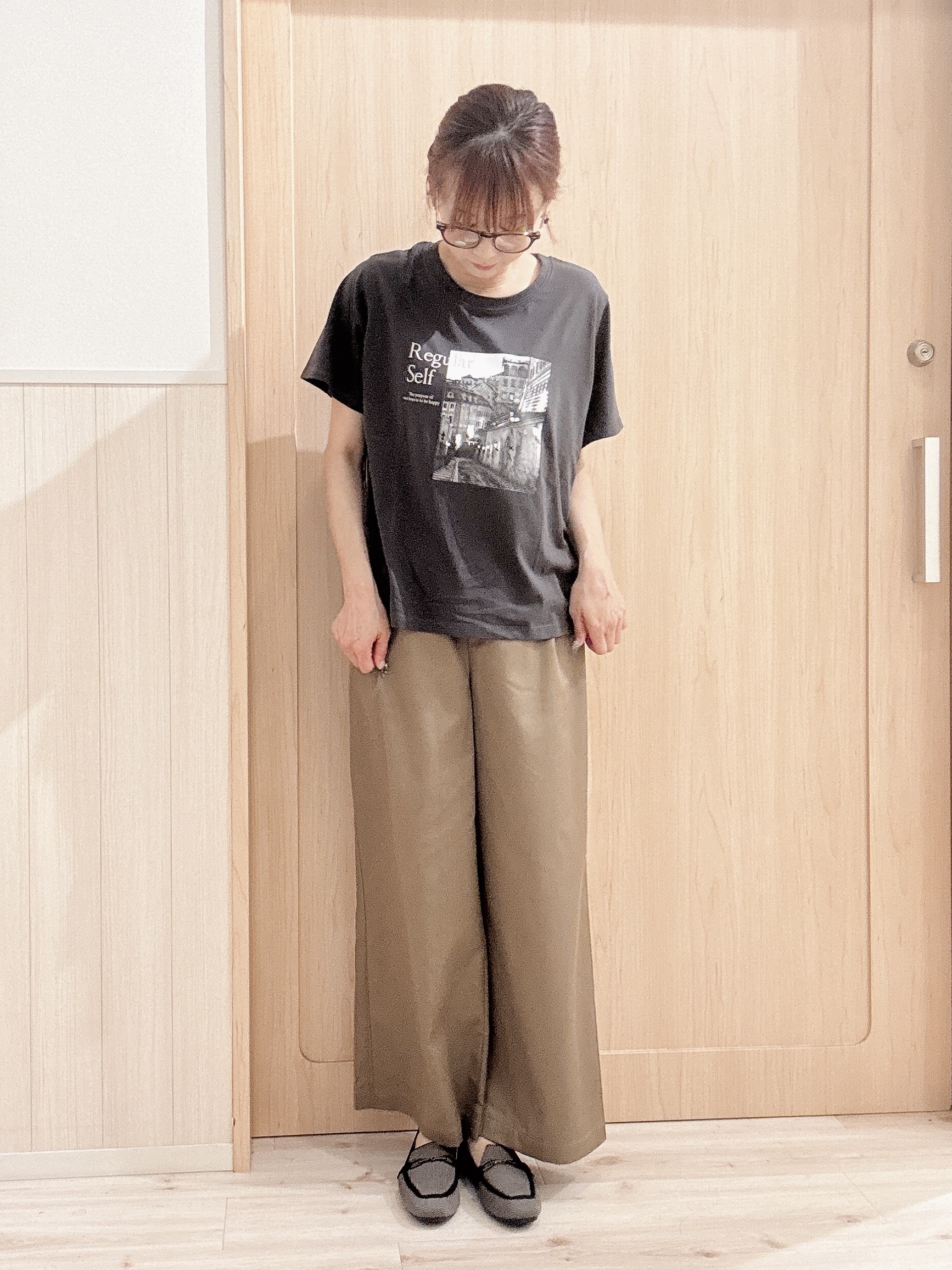 モカさんの「SHOO･LA･RUE｜【綿100%/UV/S-LL/体型カバー】ヒップが隠せる やわらかデニムシャツ」を使ったコーディネート