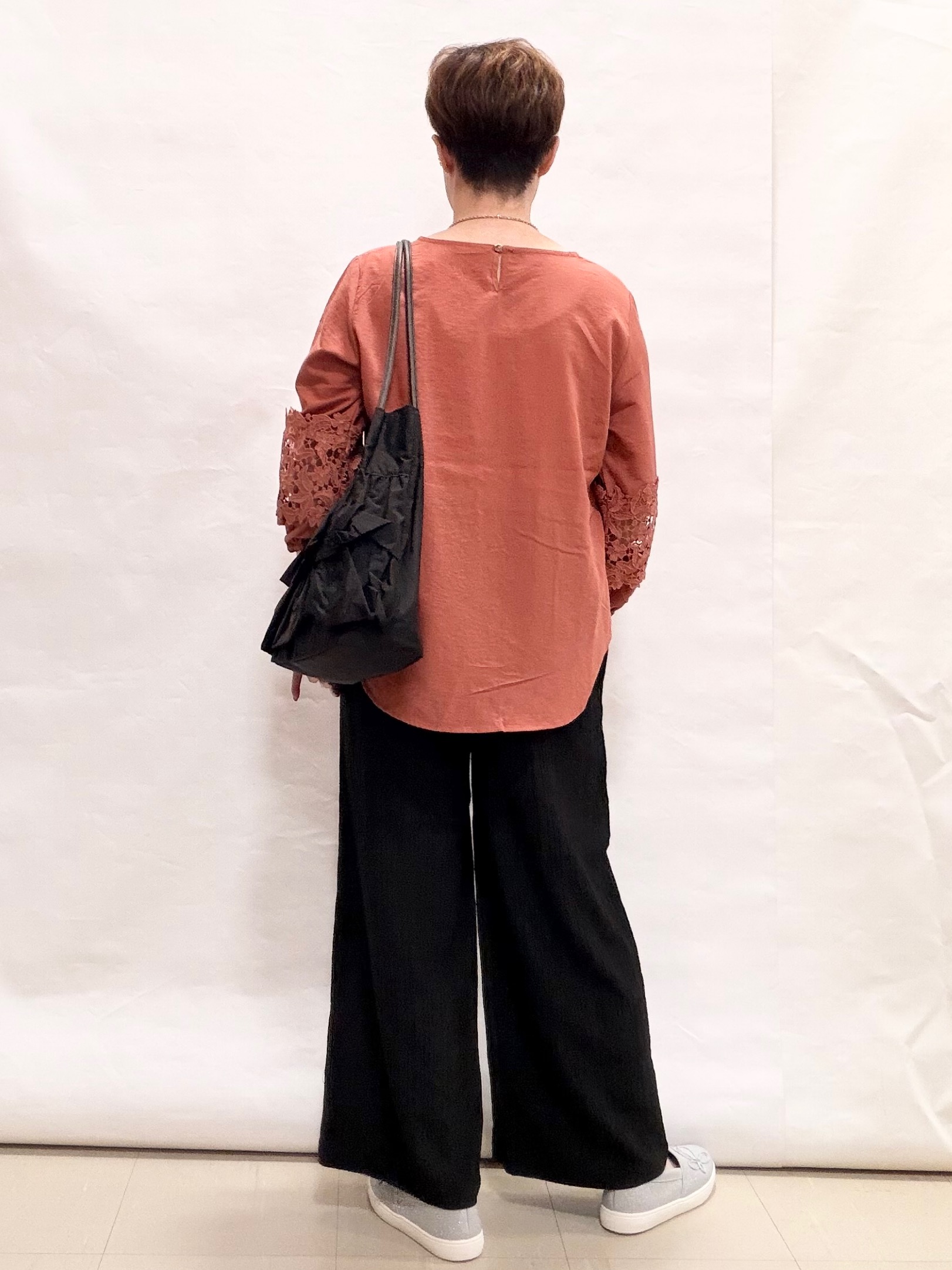 なっちゃんさんの「SHOO･LA･RUE｜【洗濯機可/S-LL/洗濯後しわになりにくい】刺繍レースで高見え インせず決まる主役ブラウス」を使ったコーディネート