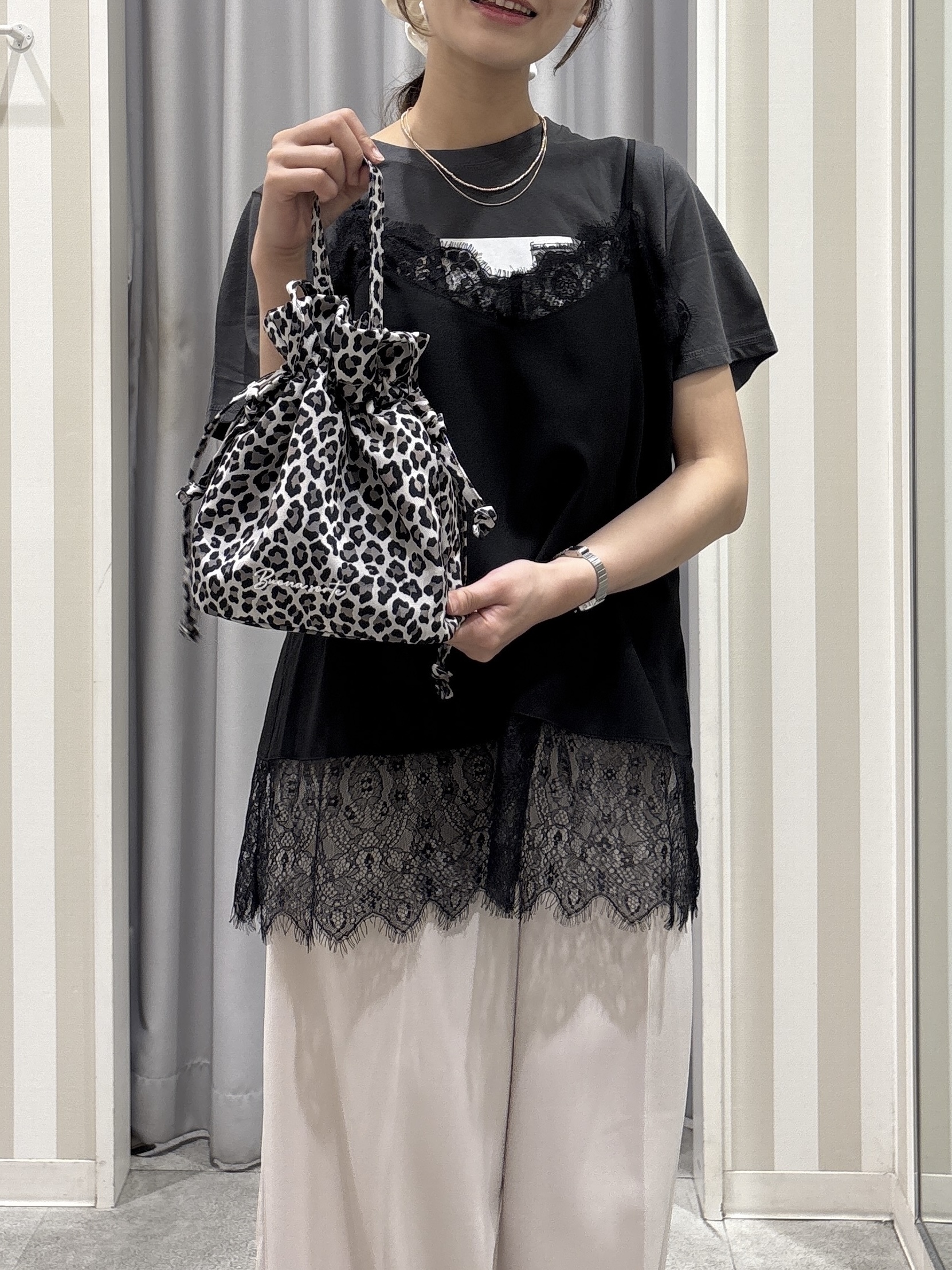 Rikaさんの「SHOO･LA･RUE｜【S-LL/洗濯機可】大人のベーシックカラープリントTシャツ」を使ったコーディネート
