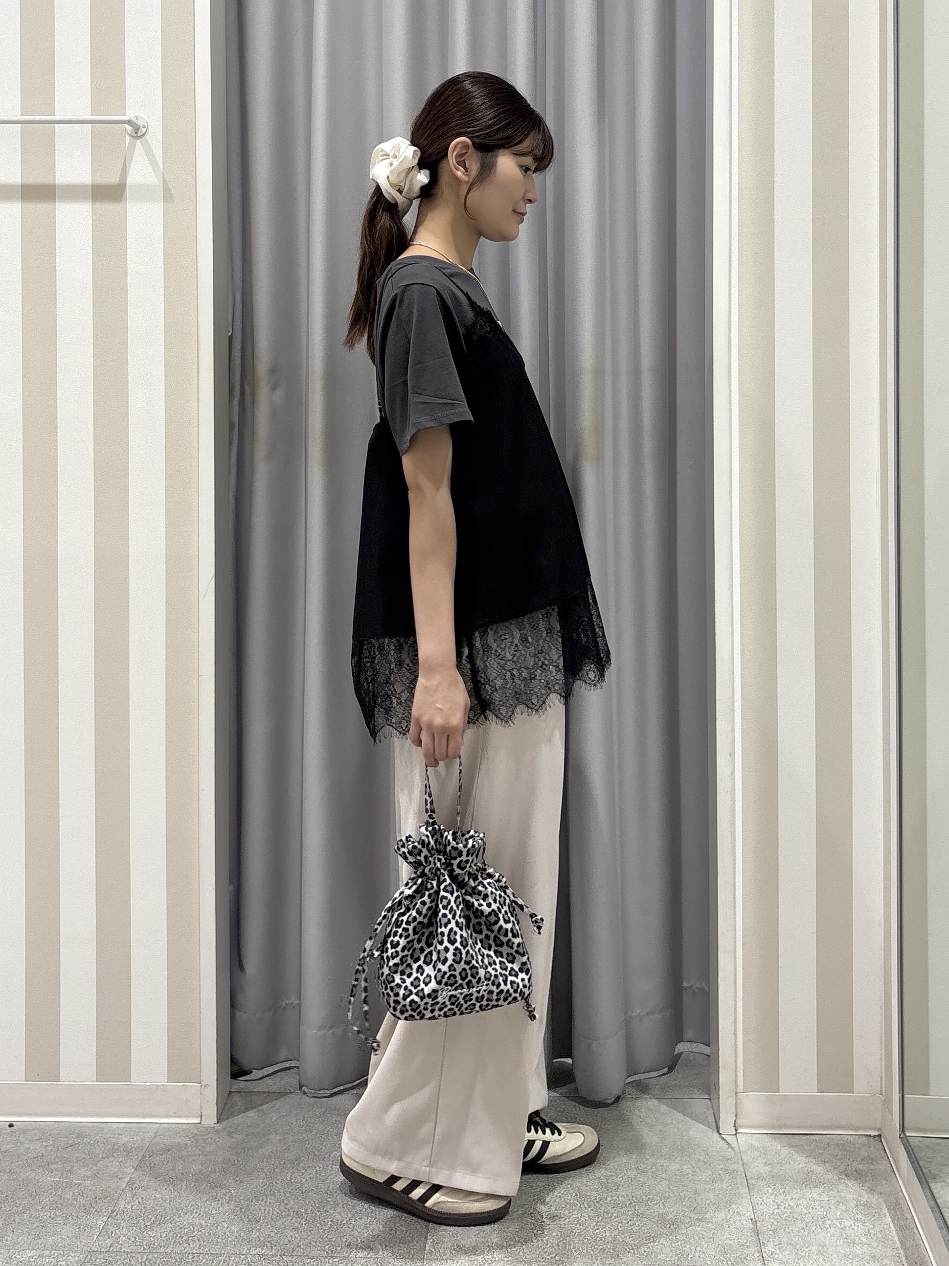 Rikaさんの「SHOO･LA･RUE｜【S-LL/洗濯機可】大人のベーシックカラープリントTシャツ」を使ったコーディネート