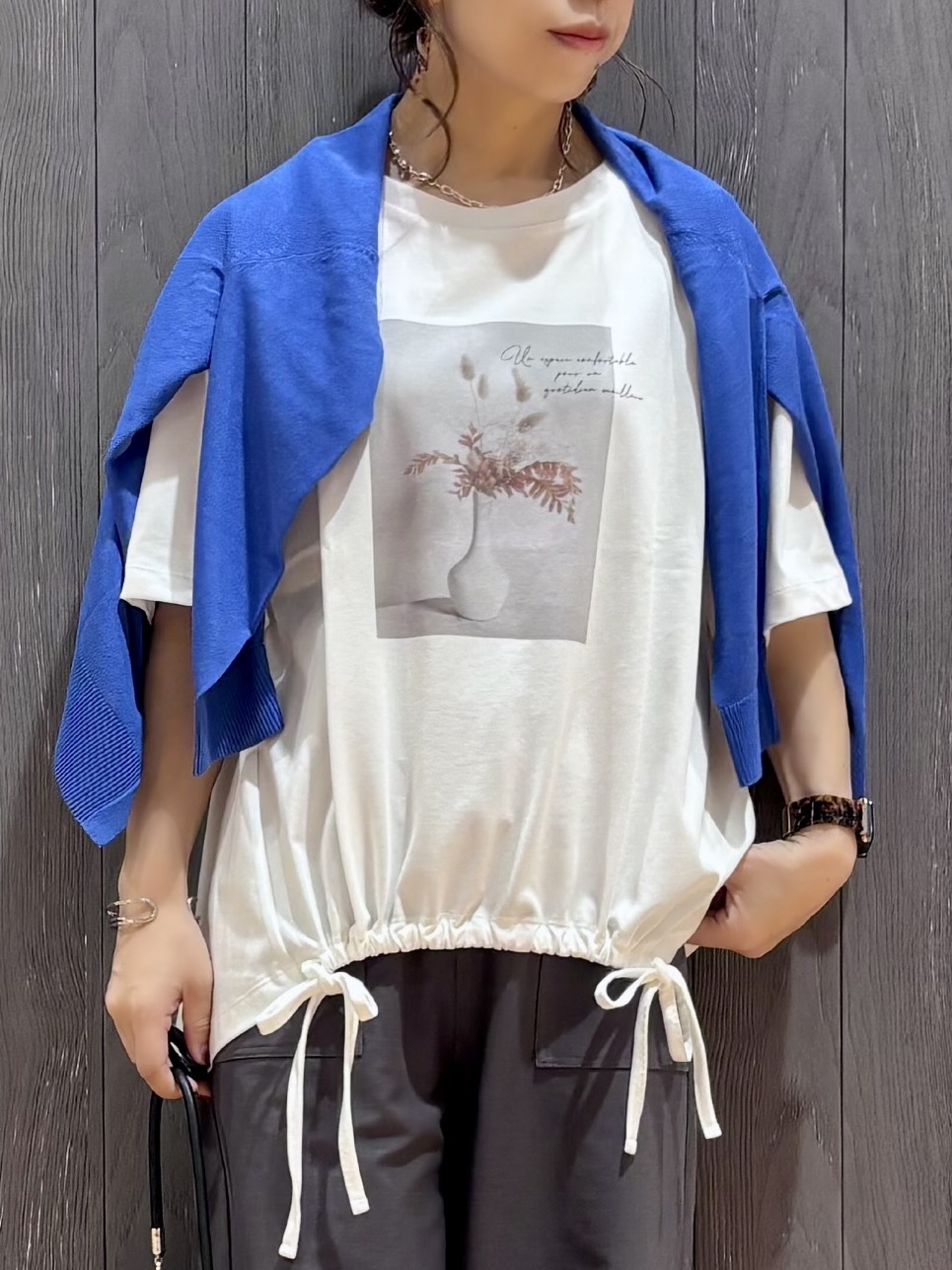 meiさんの「SHOO･LA･RUE｜【洗濯機可/体型カバー】プリントデザインが目を惹く 裾シャーリングTシャツ」を使ったコーディネート