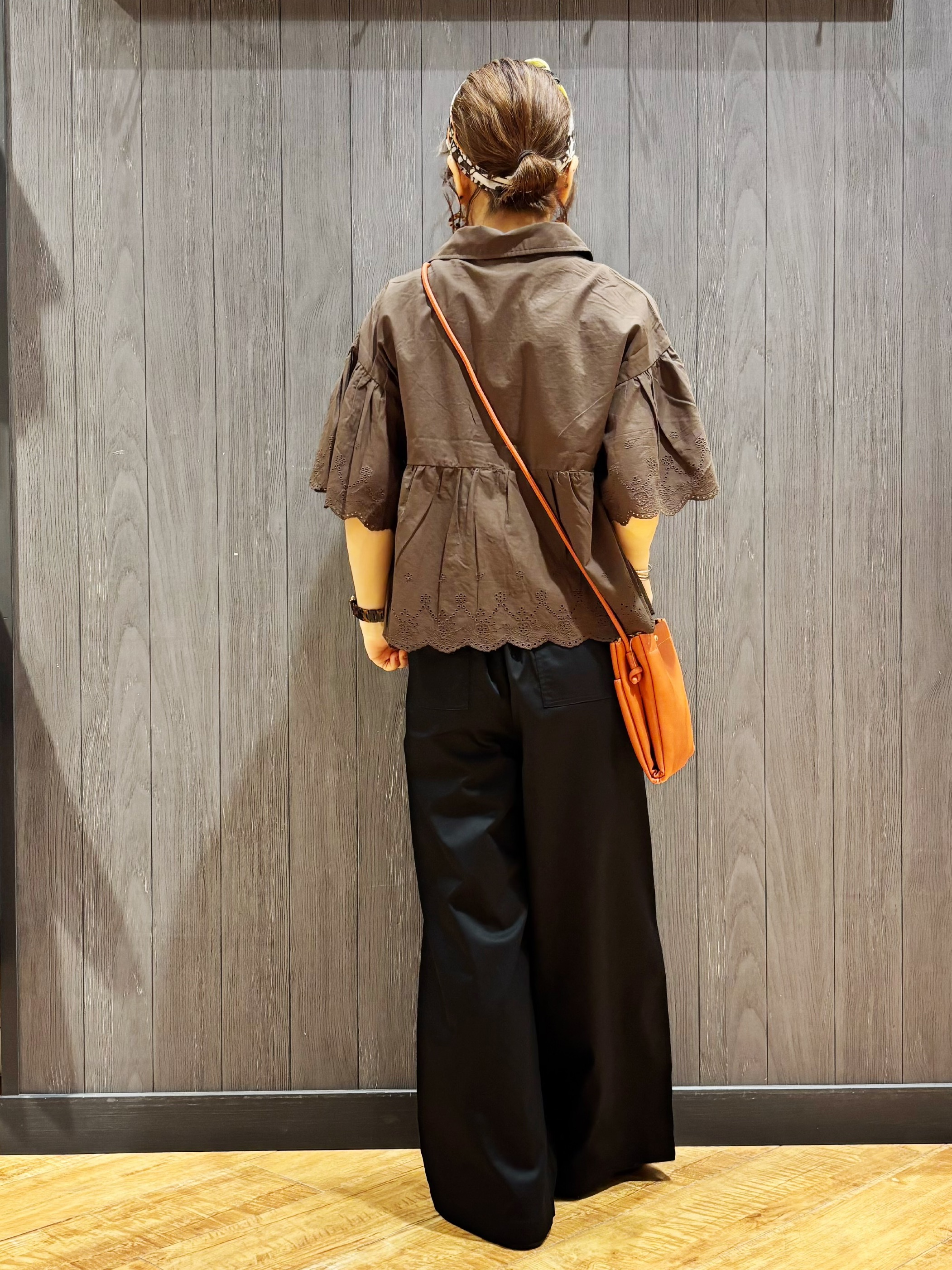 meiさんの「SHOO･LA･RUE｜【洗濯機可/綿100％/体型カバー】刺繍レースがこなれ見え 二の腕が隠せる ペプラムブラウス」を使ったコーディネート