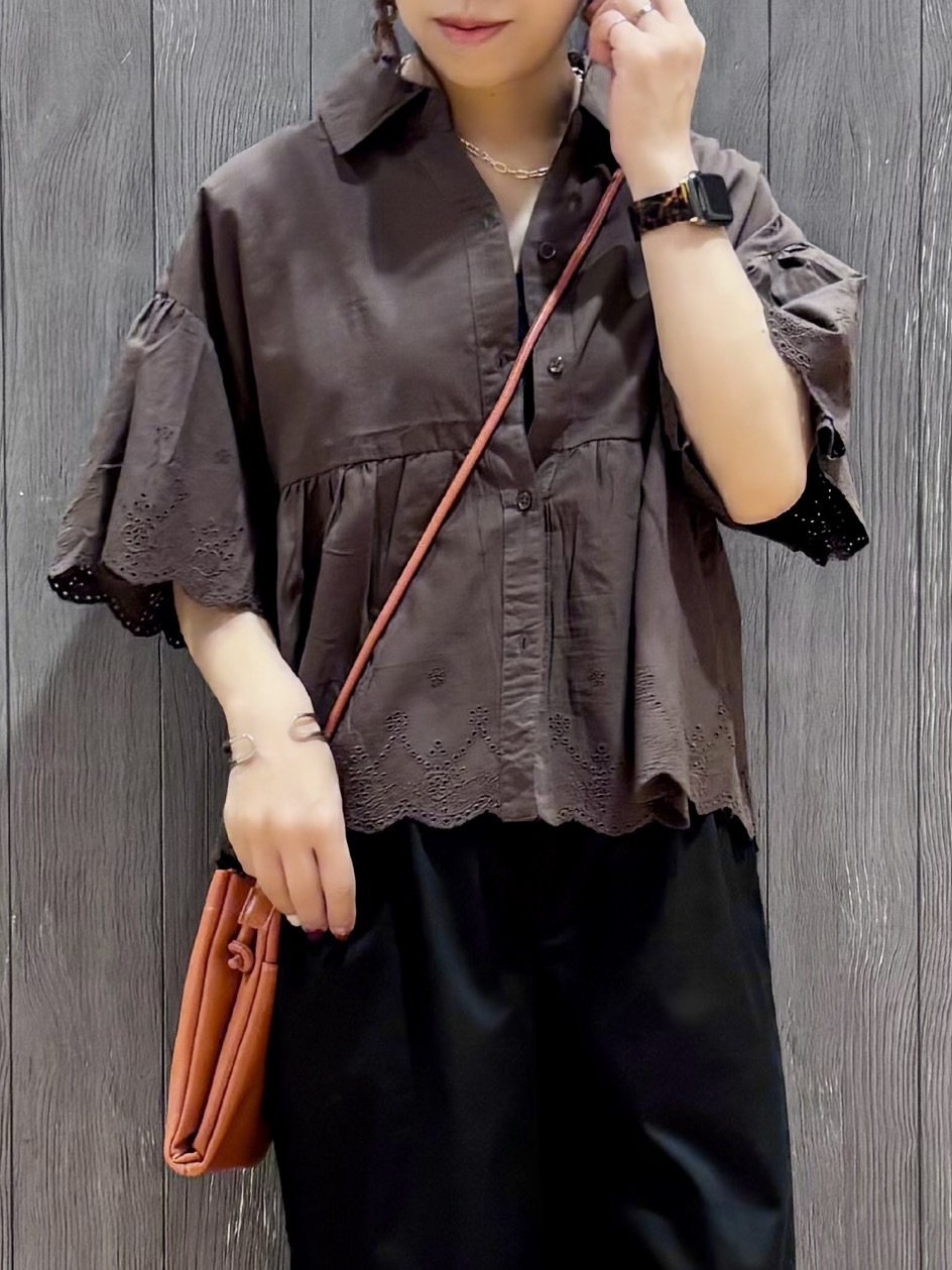 meiさんの「SHOO･LA･RUE｜【洗濯機可/綿100％/体型カバー】刺繍レースがこなれ見え 二の腕が隠せる ペプラムブラウス」を使ったコーディネート
