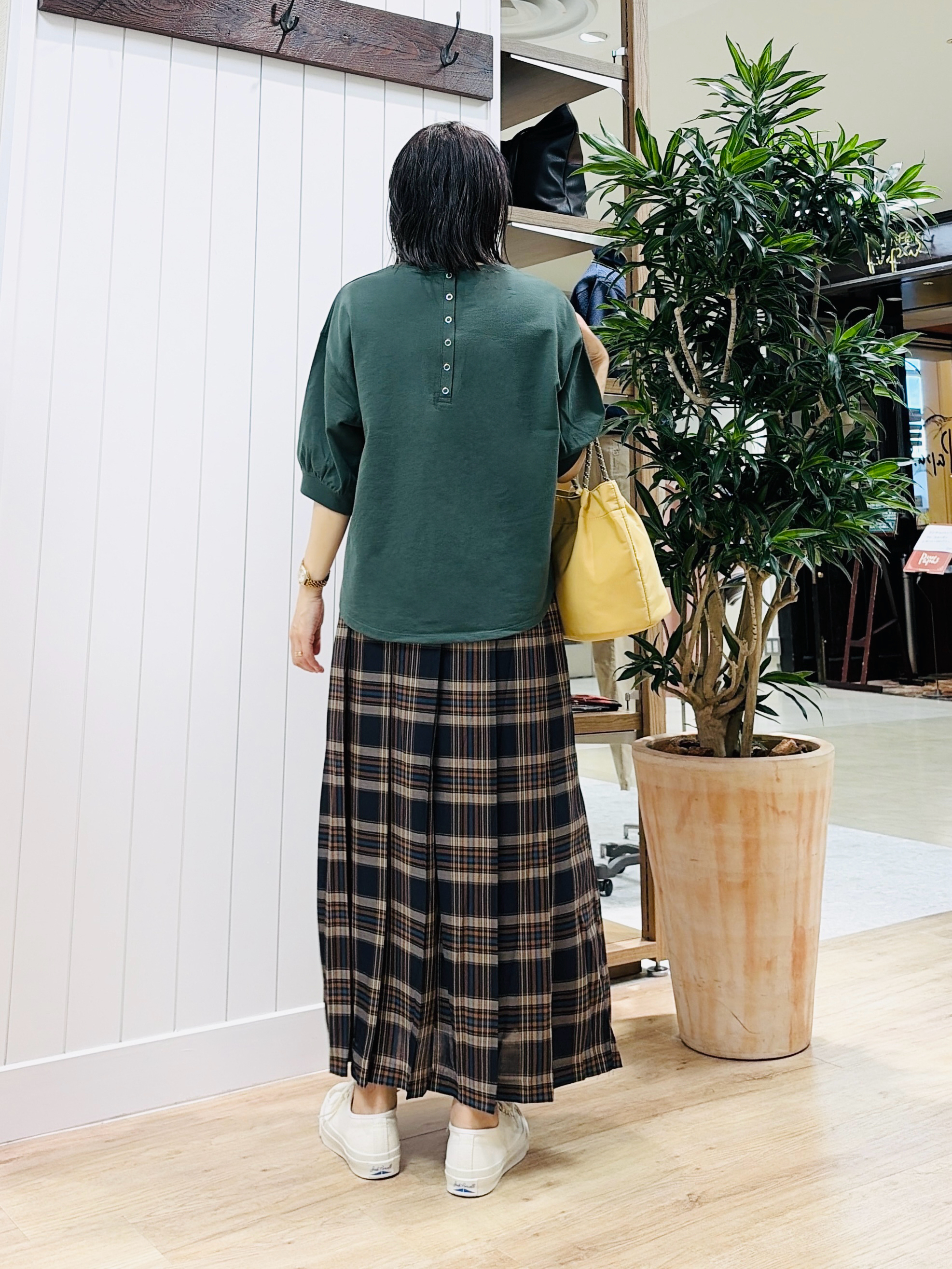 ISOさんの「Dessin｜【高レビュー/洗える/XS-L】バックヘンリーミニ裏毛 5分袖」を使ったコーディネート