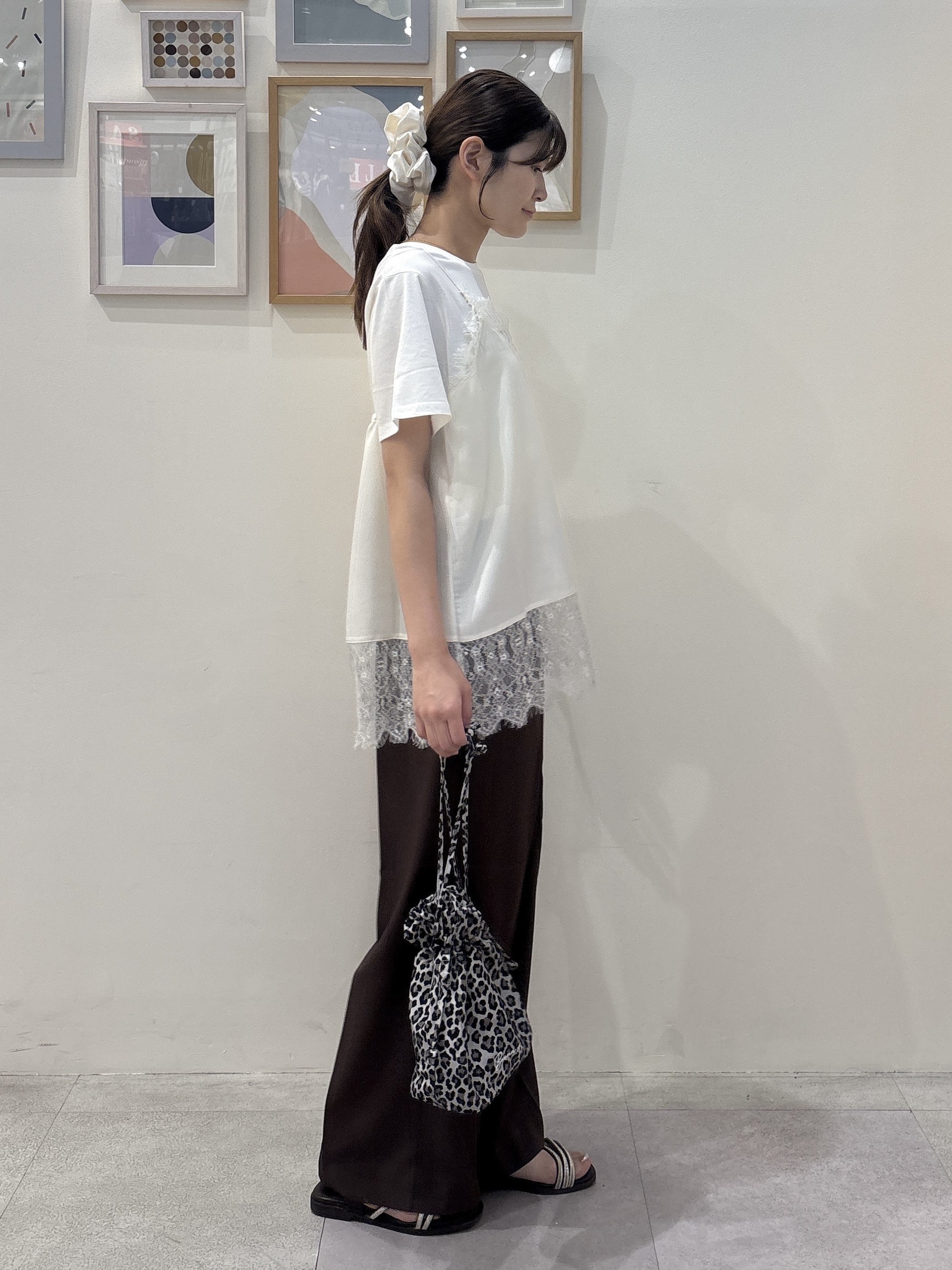 Rikaさんの「SHOO･LA･RUE｜【ひんやり/S-LL/洗濯機可】真夏に着たい 大人のベーシックカラープリントTシャツ」を使ったコーディネート