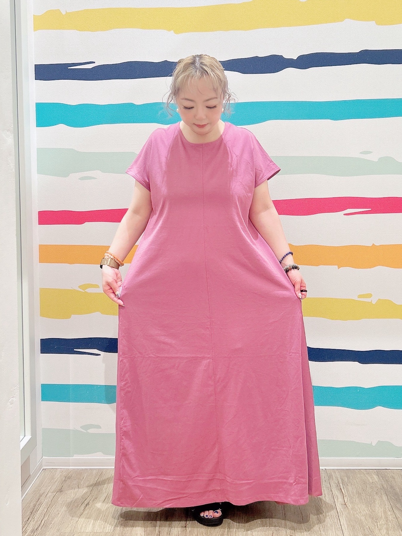Peeさんの「SHOO･LA･RUE｜【洗濯後しわになりにくい/S-LL】お顔も手の甲もしっかりカバー　日よけ・指穴付きUVパーカ」を使ったコーディネート