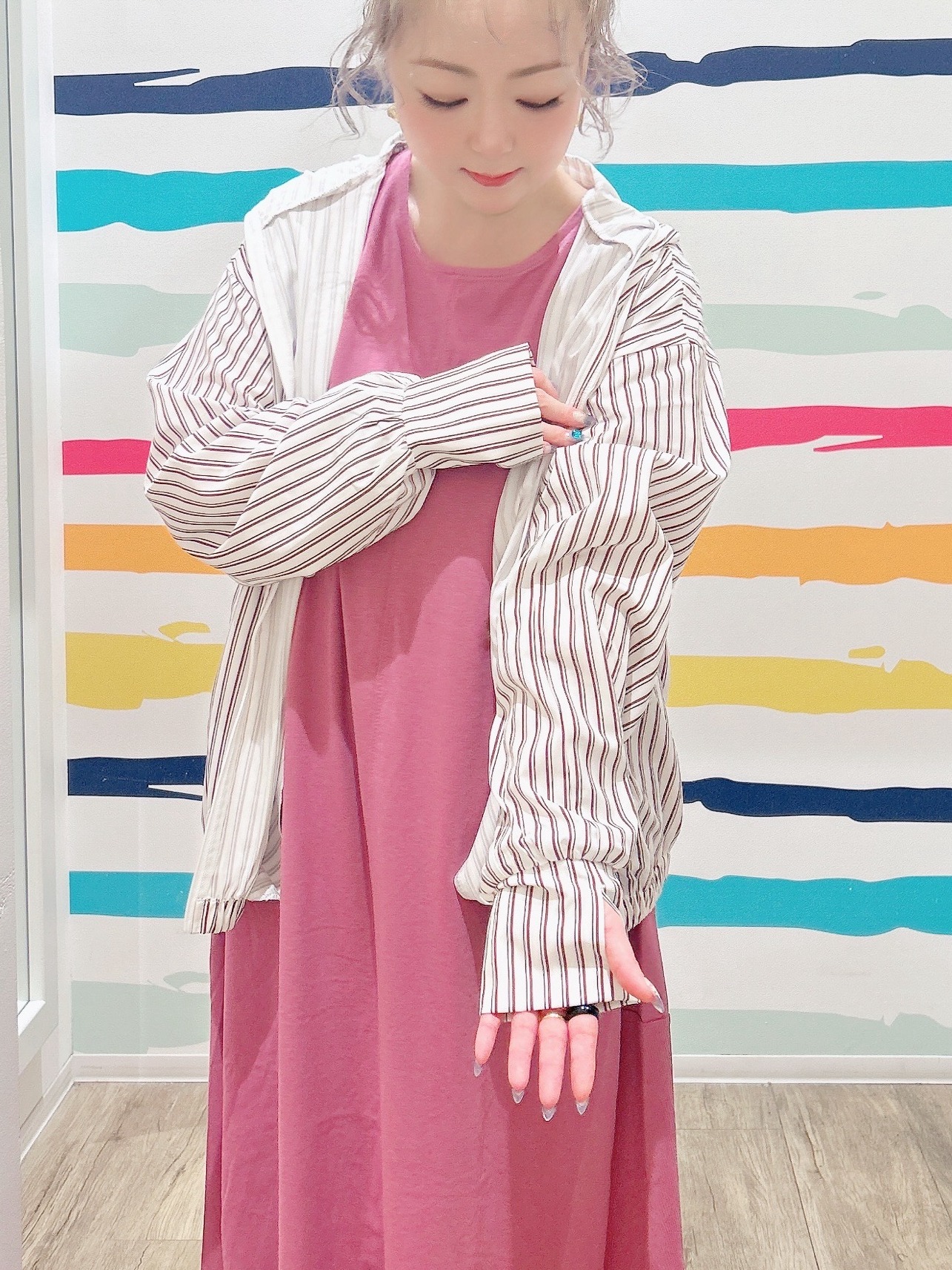 Peeさんの「SHOO･LA･RUE｜【洗濯後しわになりにくい/S-LL】お顔も手の甲もしっかりカバー　日よけ・指穴付きUVパーカ」を使ったコーディネート
