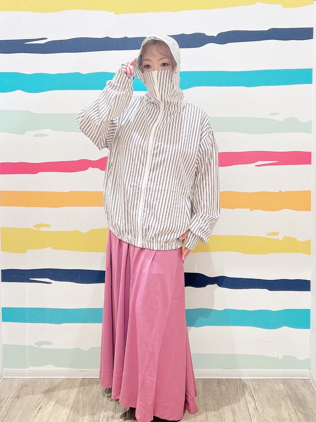 Peeさんの「SHOO･LA･RUE｜【洗濯後しわになりにくい/S-LL】お顔も手の甲もしっかりカバー　日よけ・指穴付きUVパーカ」を使ったコーディネート