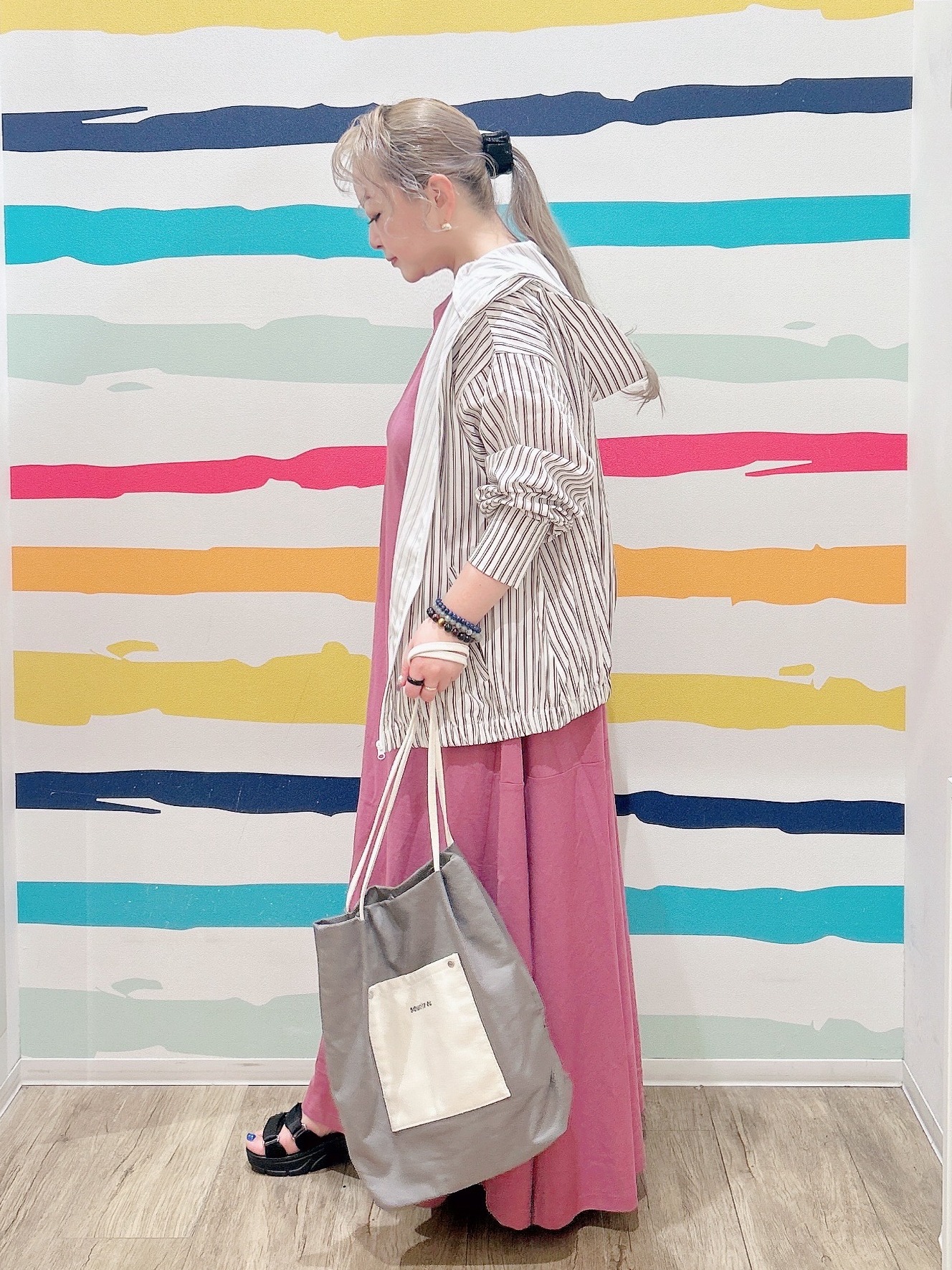Peeさんの「SHOO･LA･RUE｜【洗濯後しわになりにくい/S-LL】お顔も手の甲もしっかりカバー　日よけ・指穴付きUVパーカ」を使ったコーディネート