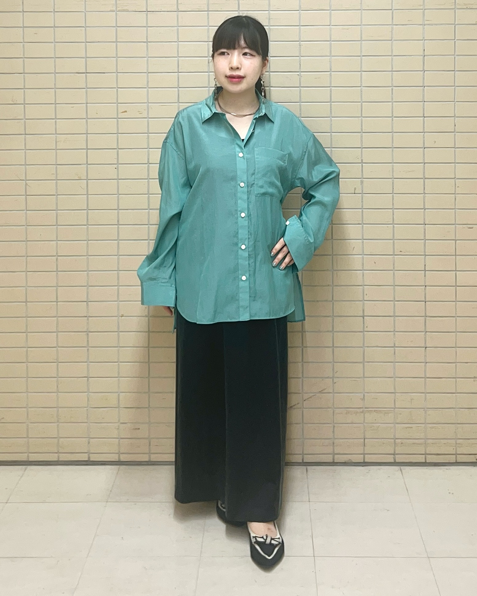 Mitsukiさんの「UNTITLED｜【秋羽織り/肌に張り付きにくい】シルキータッチシアーシャツ」を使ったコーディネート