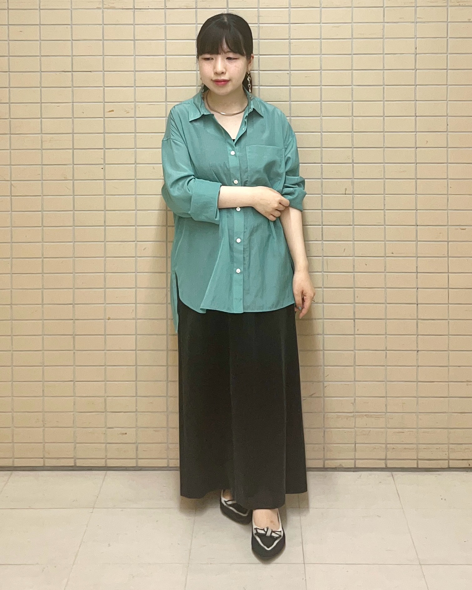Mitsukiさんの「UNTITLED｜【秋羽織り/肌に張り付きにくい】シルキータッチシアーシャツ」を使ったコーディネート